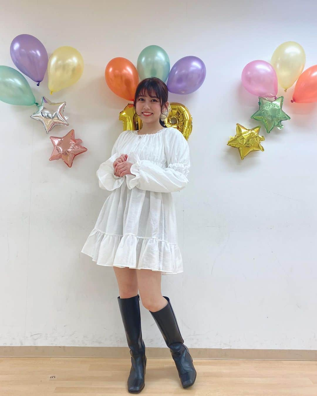 鈴木萌花さんのインスタグラム写真 - (鈴木萌花Instagram)「こんにちは☺︎﻿ ﻿ ﻿ 2月5日 鈴木萌花 生誕記念﻿ 「スペシャルSHOWROOM配信」﻿ 観てくださった方、﻿ 素敵なギフトを贈ってくださった方、﻿ メンバー、スタッフさん、﻿ ありがとうございました！🎂💎✨﻿ ﻿ ﻿ 配信中にもらったピスタチオの美味しかった😋💚﻿ #SHOWROOM #生誕 #ニコニコの日 #アメフラっシ #鈴木萌花﻿」2月7日 14時55分 - amefurasshi_moeka_official_