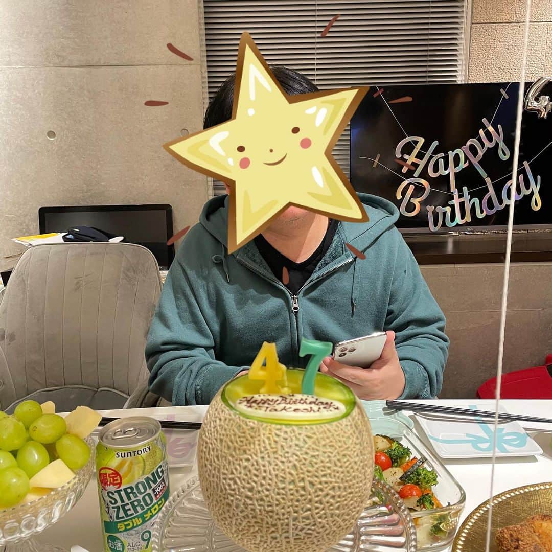 畠山潤子さんのインスタグラム写真 - (畠山潤子Instagram)「イベント記録📝 ちょっと日にち経ってしまいましたが、、、1月28日は夫のお誕生日でした🎂 当日は、大きいお兄ちゃんたちも揃って、みんなでおうちでお祝いしました🥂 飾りつけは、私が用意したものを使って子供たちにお任せしました🎈 ケーキは、メロン好きの夫のお誕生日にピッタリだし食べてみたかったまるごとメロンケーキ🍈を買いましたが、お料理は、デリバリーなど一切無しで愛を込めて手作りしました🍳✨ プレゼントもみんながそれぞれ思い思いのものを選んできてくれて、嬉しそうなパパでした👨🎁 大家族なのでイベントの多い我が家ですが、大切な人とお祝いできることが、とっても幸せなことだなーと改めて思いました❣️ この場を借りて、夫にもお祝いと感謝を❤️ #mamalife #赤ちゃんのいる生活 #生後7ヶ月 #2歳10ヶ月 #30w6d #子沢山 #子沢山ママ  #twins #twinstagram #twinsbaby #双子ママ #4人育児 #大家族 #stepfamily #ママリ #bebesjapon #べべズジャポン #たまひよ #4人ママ #多胎ママと繋がりたい #双子ママと繋がりたい #渋谷区ママ」2月7日 14時55分 - junko_hatakeyama