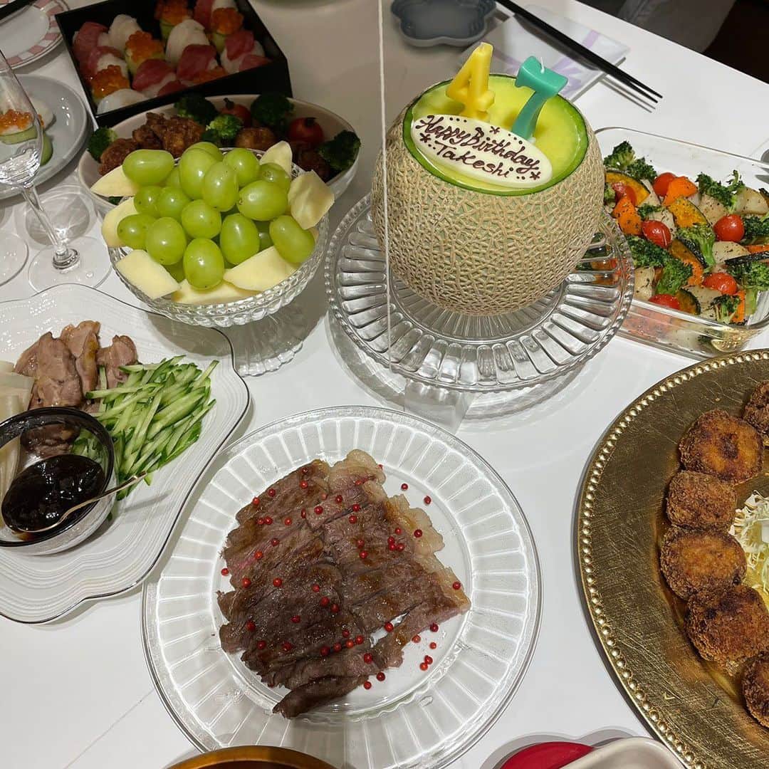 畠山潤子さんのインスタグラム写真 - (畠山潤子Instagram)「イベント記録📝 ちょっと日にち経ってしまいましたが、、、1月28日は夫のお誕生日でした🎂 当日は、大きいお兄ちゃんたちも揃って、みんなでおうちでお祝いしました🥂 飾りつけは、私が用意したものを使って子供たちにお任せしました🎈 ケーキは、メロン好きの夫のお誕生日にピッタリだし食べてみたかったまるごとメロンケーキ🍈を買いましたが、お料理は、デリバリーなど一切無しで愛を込めて手作りしました🍳✨ プレゼントもみんながそれぞれ思い思いのものを選んできてくれて、嬉しそうなパパでした👨🎁 大家族なのでイベントの多い我が家ですが、大切な人とお祝いできることが、とっても幸せなことだなーと改めて思いました❣️ この場を借りて、夫にもお祝いと感謝を❤️ #mamalife #赤ちゃんのいる生活 #生後7ヶ月 #2歳10ヶ月 #30w6d #子沢山 #子沢山ママ  #twins #twinstagram #twinsbaby #双子ママ #4人育児 #大家族 #stepfamily #ママリ #bebesjapon #べべズジャポン #たまひよ #4人ママ #多胎ママと繋がりたい #双子ママと繋がりたい #渋谷区ママ」2月7日 14時55分 - junko_hatakeyama