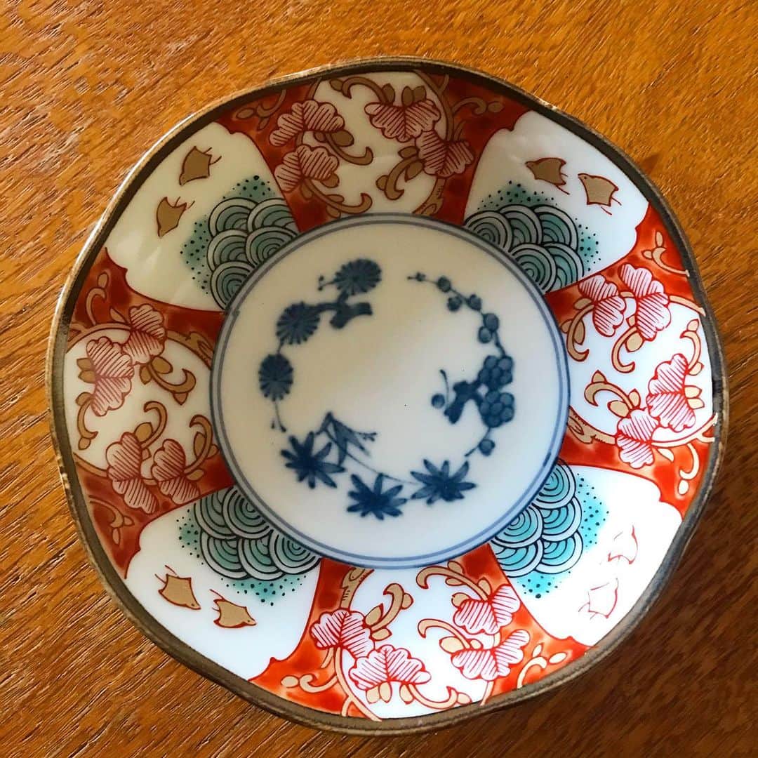 福田葉子のインスタグラム：「柄物の器に目覚めて、次に買ってしまったのがこれ。古伊万里で染錦という、染付と色絵を両方施したもの。千鳥と朱赤、ターコイズという好きなものが詰まった小皿を５枚組で購入。お正月とか人が来る時にも使えるしとなんやかや理由をつけながら。かわいくて嬉しくて出しっぱなしにしてずっと眺めています。 今の憧れは松浦コータローさんの器です。いつか個展にお伺いして手に入れてみたいと夢みています。 #器　#器好き　#うつわ好き #古伊万里　#染錦　#千鳥　#金錦　#好き　#utsuwa」