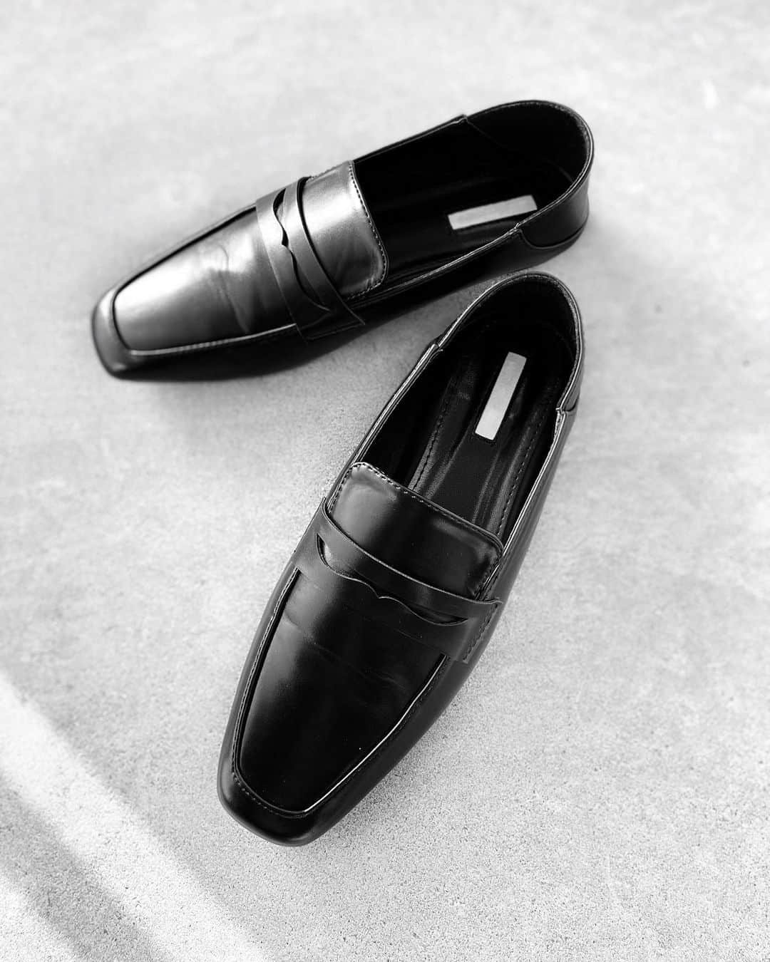lve_xxxxのインスタグラム：「.﻿ .﻿ 流行の、ﾛｰﾌｧｰ👞﻿ ﻿ 大人が履けるﾛｰﾌｧｰ が﻿ LVEU.よりこの度、登場します☺︎﻿ ﻿ ◾️ ʙᴀʙᴏᴜᴄʜᴇ ʟᴏᴀꜰᴇʀꜱ﻿  ʙʟᴀᴄᴋ / ʙʀᴏᴡɴ ﻿ ﻿ @lveu.official ﻿ 🕗 𝟤𝟢𝟤𝟣.𝟢𝟤.𝟢𝟩 ( ꜱᴜɴ ) 𝟤𝟢:𝟢𝟢 〜﻿ ﻿ ﻿ 踵を踏んでﾊﾞﾌﾞｰｼｭとしても履ける﻿ 2way仕様が、お得感満載 🙌﻿ ﻿ 柔らかいｴｺﾚｻﾞｰなので﻿ 馴染みが良く履き心地良き◎﻿ ﻿ 普段23.5㌢👣で、﻿ 今回靴下🧦合わせしたいしー🤔と﻿ 24㌢にしました…が﻿ ﻿ 履いて馴染んできたら…﻿ ちょい大きくなってもーた😅💦﻿ ﻿ 普段のｻｲｽﾞで問題ないかと！﻿ 甲さんや幅広さんも馴染むので﻿ ご心配なく履けるshoesかと✌️😆﻿ ﻿ ﻿ ﻿ #LVEU. #ラブユ﻿ #Babouche  #loafers﻿  ﻿」