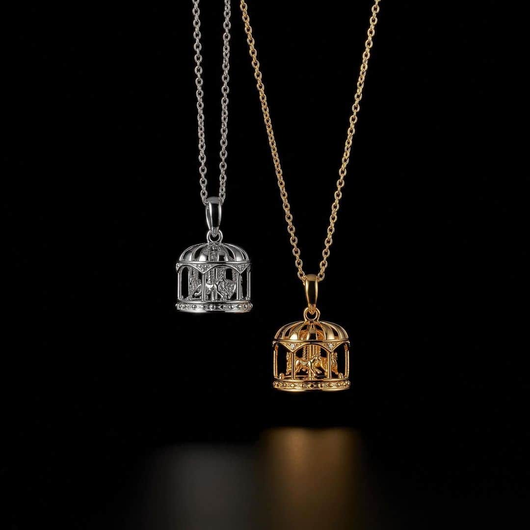 のインスタグラム：「“DOLLY” Necklace / KIDS  メリーゴーランドの4頭の木馬がくるくる回るギミック を施したブランドならではの遊び心に溢れる ドリーネックレス🎠  #justindavis  #ジャスティンデイビス #メリーゴーランド」
