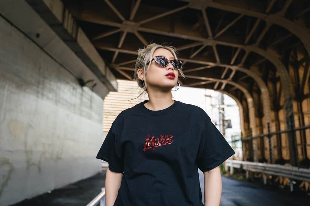 acaneのインスタグラム：「・ 🔥 @mobb_brand 🔥  いい写真が多いけん たくさんアップしてごめんね👩🏻‍🦳笑  2/13から発売だそうです👸🏼💐  オフショは全部ファンクラブの方で アップしていきまーす🥰✌🏼✔︎  #MoBB #mobbbrand #2021ss」