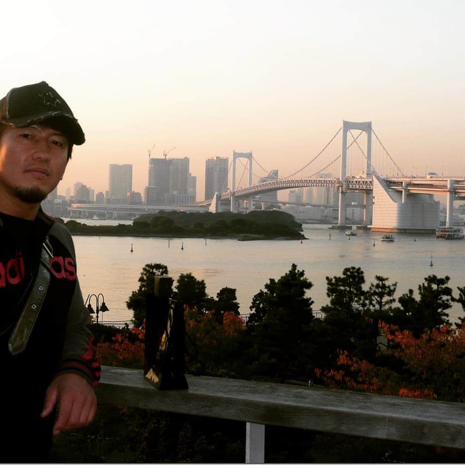 金本浩二のインスタグラム：「もうレインボーブリッジを渡って、お台場に行くこともないやろな... 昔は、会場が こっち方向の時は、よくここを渡りました。2000年前後の🎄✨Eveに通った時は、全然🚘が大渋滞で「明石家サンタ」が始まっていて大ショック😨」