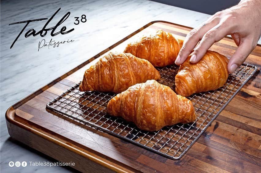 チャナティプ・ソングラシンのインスタグラム：「Table38 patisserie 🥐 เชฟมิชลินสตาร์ แอนดี้ ยัง พร้อมเปิดเตาหอมกรุ่นเสิร์ฟ “ครัวซองท์” ระดับพรีเมี่ยมในตำนานเอ็กซ์คลูซีฟ ผลิตต่อวันจาก Table38 Parisserie ด้วยความ “บางเฉียบ” รอบนอก ความกรอบในคำแรก ตามด้วยความประหลาดใจของ Texture ด้านในเนื้อฟูชั้นเรียงตัววิจิตรกับความเหนียวนุ่มประหลาดใจในคำต่อไป ด้วยเทคนิคพิเศษเฉพาะตัวรังสรรค์ทุกขั้นตอนการทำ ไม่พลาดทุกอุณหภูมิ เพราะทุกสัมผัสของคุณคือความละเอียดและใส่ใจจากเรา  Pre-order 1 day advanced 10:30-20:00   Line @table38patisserie   🥐ครัวซองท์ไซส์ L พรีเมี่ยมเทคนิคพิเศษ ราคา 120 บาท/ ชิ้น 🥐ครัวซองท์ไซส์ S สำหรับคนรุ่นใหม่ใส่ดีเทลทุก Texture ราคา 50 บาท/ชิ้น  IG : @table38patisserie FB : Table38Patisserie   #ครัวซองท์เทเบิ้ล38กินกับอะไรก็อร่อย」