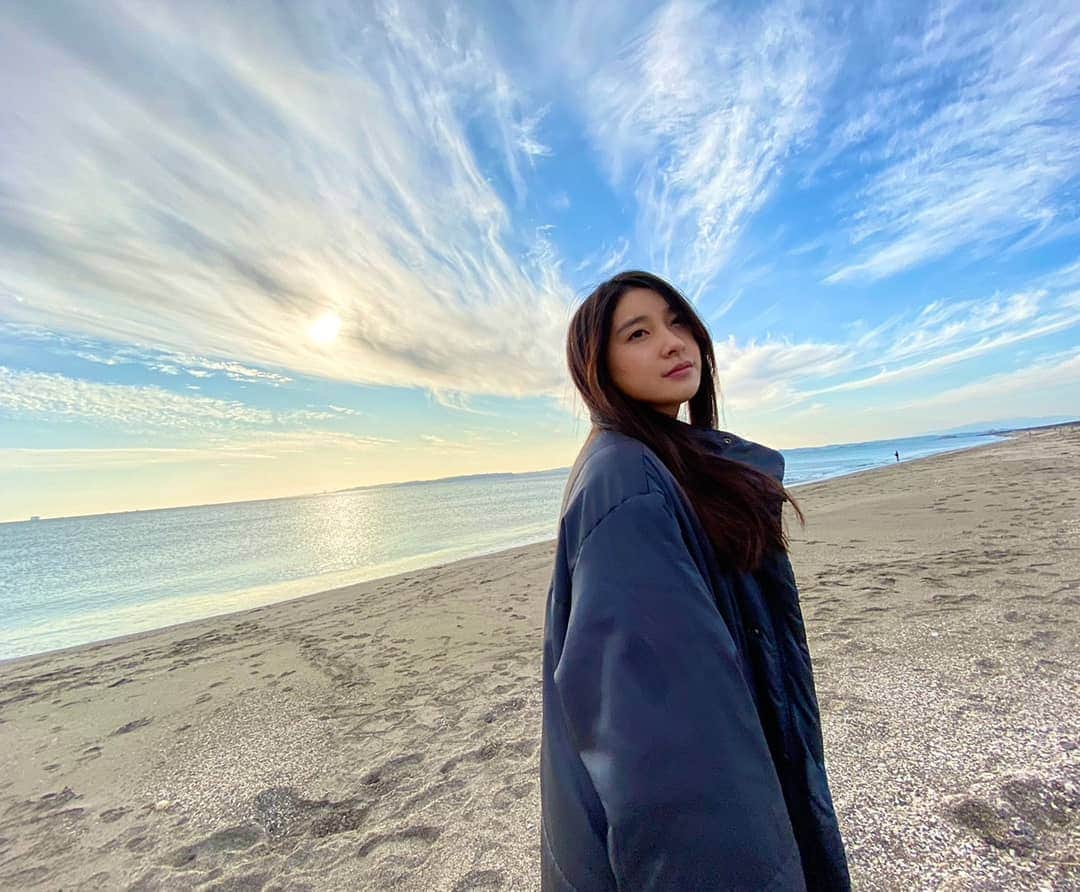 土屋太鳳さんのインスタグラム写真 - (土屋太鳳Instagram)「海と、小春。 #哀愁しんでれら」2月7日 15時23分 - taotsuchiya_official