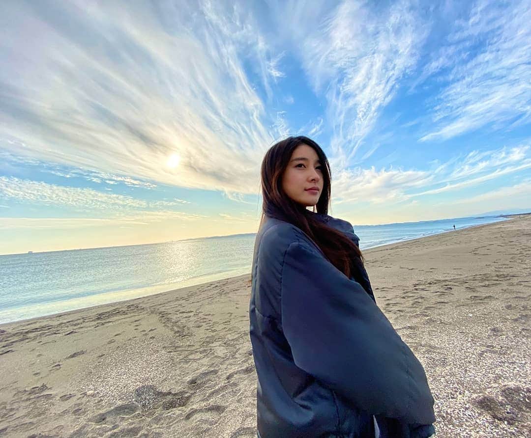 土屋太鳳さんのインスタグラム写真 - (土屋太鳳Instagram)「海と、小春。 #哀愁しんでれら」2月7日 15時23分 - taotsuchiya_official