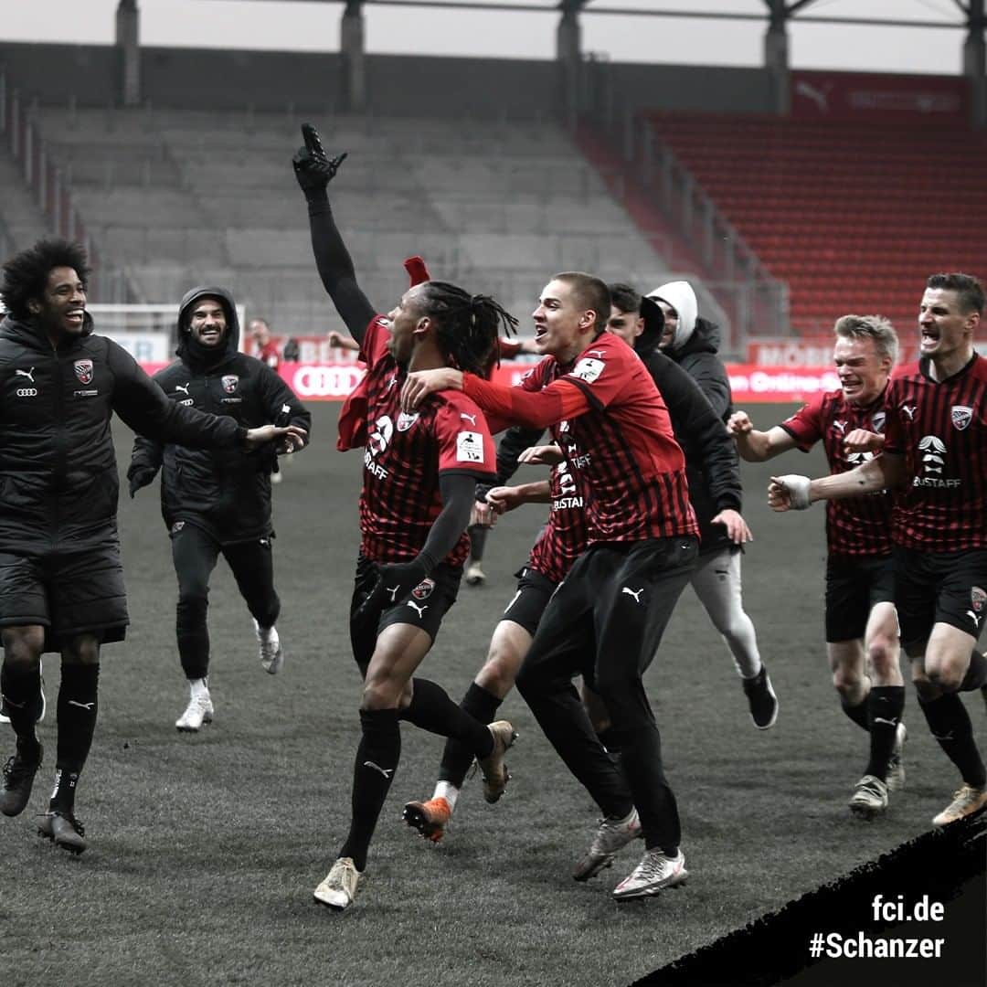 FCインゴルシュタット04のインスタグラム：「90.+2 F**k, der Ball will heute nicht rein... 90.+3 BUNTIC?!?! AAAAAH 90.+4 wbHoEbIgMiSoInEfGwgqg!!!  ↔️ WISCHT EUCH DURCH DEN WAHNSINN ↔️ ___ Einfach bekommst du woanders. Bilder von einem der geilsten #Schanzer Siege (bisher) nur hier. ⚫️🔴 📸 @kbummde/@stefanboesl  . . #schanzerdassindwir #Schanzerfürimmer #Ingolstadt #FCI #FCIngolstadt #3Liga #zeigtsuns #fu3ball #soccer #fussball #football #futbol #immerweiter #zamhoidn #Team #heimspiel #Stadion #Dahoam #AudiSportpark #Rückrunde #FCIVIK #Viktoria #Köln #ViktoriaKöln #cologne #Matchday #Sieg #Heimsieg #Wahnsinn」