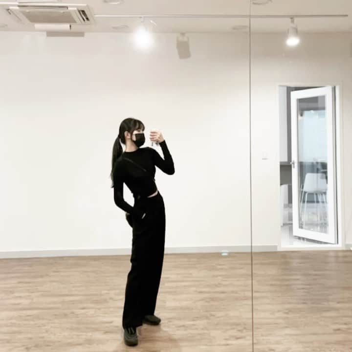 ユジョン のインスタグラム：「선생님을 꿈꿨다. 언제나 그랬다.  인생의 새로움이 시작될 때도 끝은 교육이 되고 싶었다. 가르치고 공부하며 생각한다. 무조건적인 존중, 진실한 관심, 공감적 이해를 할 수 있을까 감히 내가 아이의 인생을 맡아 책임질 수 있을까 아무나 할 수 없고 절대 쉽지 않을 걸 알기에 나로 인해 누군가 더 나은 삶을 살길 매일 바란다.」