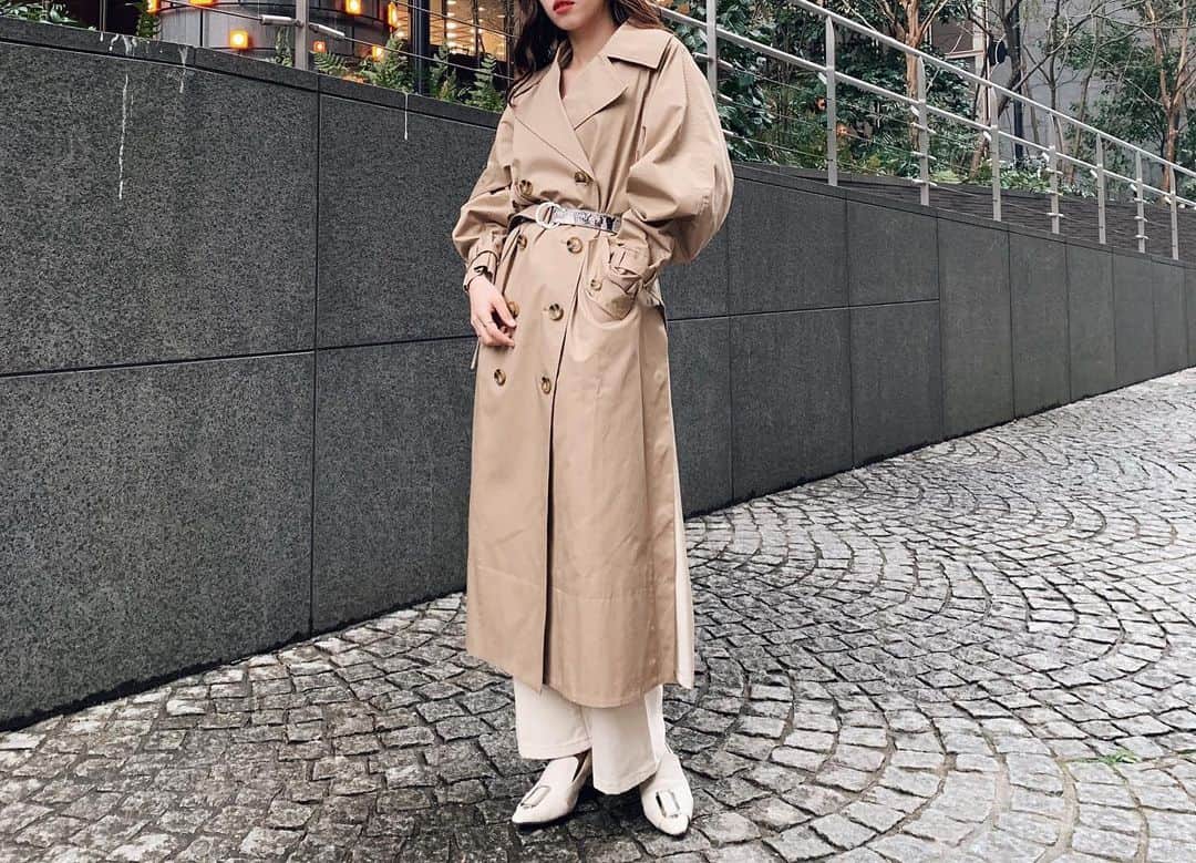 のインスタグラム：「どうも、お久しぶりです🥺笑 . 月末月初はどうもバタバタするので、気付いたら一週間経過してるあるある😂😂 . いつの間にか気温も暖かくなってきて、 今日は春の陽気ですね〜☺️ . 店頭も春服で溢れてますが、 イチオシのトレンチが入荷したのでお知らせです🙋‍♀️♡ . #サイドスリットトレンチコート はとにかくシルエットが綺麗🥺 柔らかめの生地なので、オーバーサイズなのにスッキリ着れるのもポイント💡 . 付属のベルトはパイソン柄で、オシャレ度がグッとアップするので、 「トレンチ着るとどうもお仕事感が出るんだよなぁ。。」というお悩みを解決してくれます🤨💡 . 横に広く開く襟元も、顔まわりをスッキリ見せてくれるので小顔効果も抜群です🤩 . . 発売前から大人気なアイテムなので、 無くならないうちにチェックしてください🥺✨ . . #murua #murua_official #murua_by_staff #トレンチコート #春アウター #春 #春コーデ」