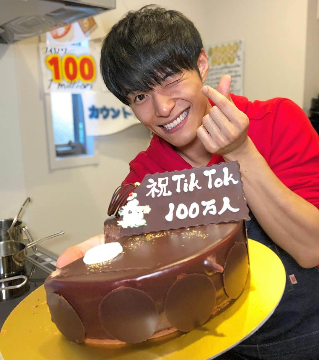 池田航さんのインスタグラム写真 - (池田航Instagram)「TikTok 1million following Thank you😍❤❤❤❤ ･ 皆様ほんとうにありがとうございます！✨ この100万人のフォロワーさんを僕は一生大切にしていきます。 今後ともどうぞよろしくお願い致します☺️ ･ ･ 6時間に及ぶ配信最後までご視聴頂きましてありがとうございます❤！ ･ ･ 僕は少し休みます。🥰 ･ ･  #おうちのみんなを楽しませるために毎日LIVE実施中 #一緒に最高のおうち時間を過ごそう #おうち時間  #おうちの過ごし方  ･ ･ #小池知事メッセージ  #緊急事態処置実施中 #緊急事態宣言 #自宅待機   @tocho_covid19  東京都公式の緊急事態処置実施活動のアカウントが出来ているみたいです！ 日々変わっていく情報の中でより早くコロナウイルスの情報を教えてくれるみたい！ 東京都のみんなはチェックしてみて😌 ･ ･ YouTubeにて🔎KOHクッキング🔍で 動画投稿してます！ 【池田航】で検索してね❤ ･ ･ ･ 料理アカウントもよかったらフォローしてね✨☞@chef.koh ･ ･ #富山県 #富山 #オム男子 #鎧勇騎月兎 #池田航 #スパコマ #超コマ #食育インストラクター #調理師免許 #スーパーフードプランナー #歯並び #料理男子 #笑顔」2月7日 15時39分 - kohcooking