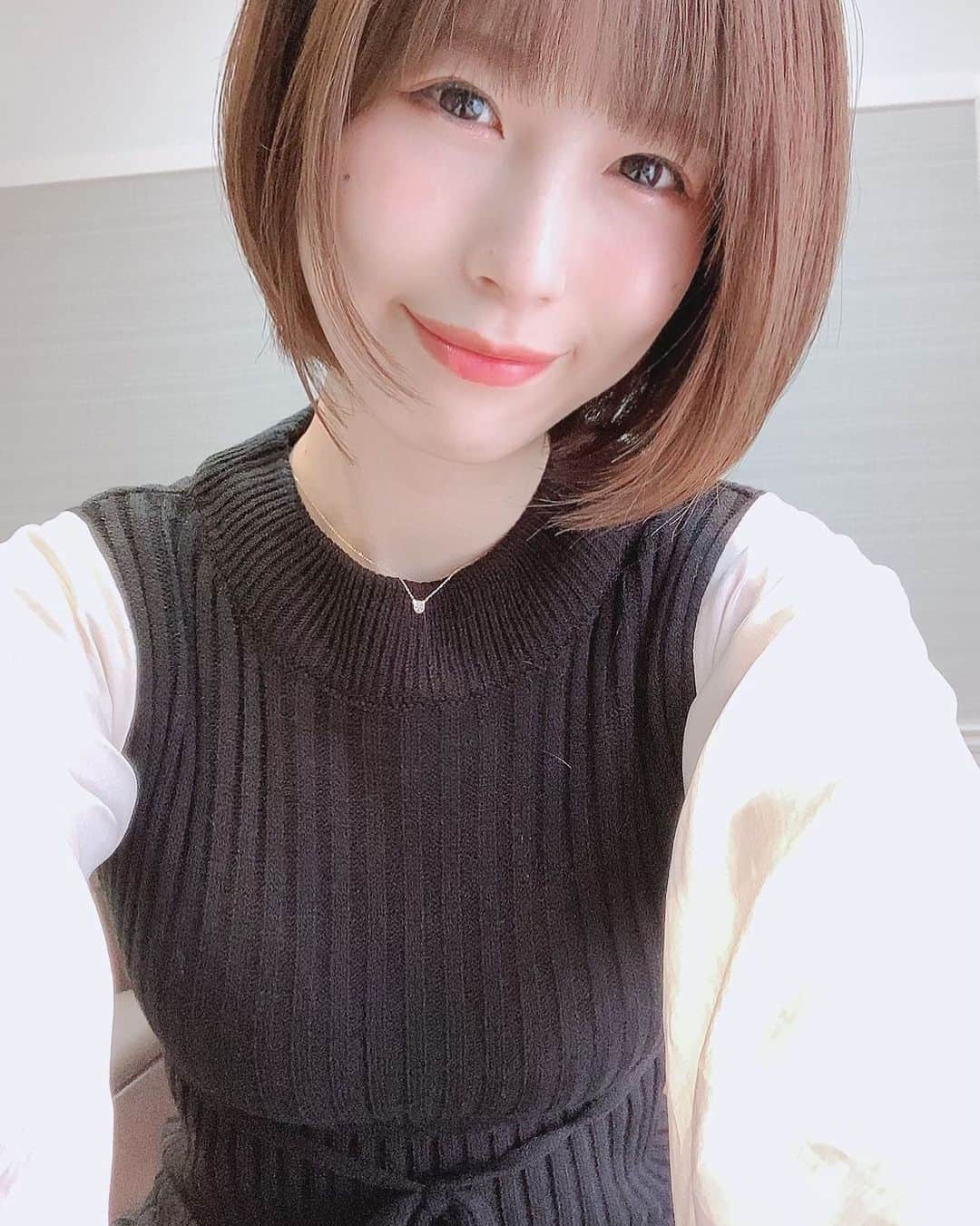 相原みぃのインスタグラム：「ショートヘアになりました🥰 ・ ・ #グラドル #ポートレート #フリーモデル #グラビア #フリーランス #ポートレートモデル #被写体 #撮影会 #写真好きな人と繋がりたい #カメラ好きな人と繋がりたい #くびれ #美脚 #撮影依頼 #仕事依頼 #ミリドル #portrait #shotting #japanesegirl #cute #kawaii #followme #お尻」