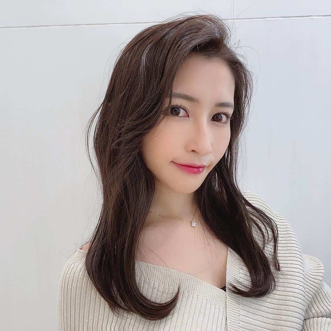 浦田直佳のインスタグラム：「. 今のトプ画 韓国風ヘアスタイル🇰🇷❤️ (前髪かきあげありだな…！)  1年前と比べて雰囲気変わったよねと言われました 私もそう思いまーす🙋‍♀️  1年前の私は2年前の私より可愛くて そんな1年前の私より今の私のほうが可愛い そう自分で思ってます  ただ「歳を取る」のでははく 可愛い綺麗を「更新」していく そうやって日々過ごしていきたい  そんな 美容ヲタの呟きでしたん🥱  . #여신머리 #ヨシンモリ #韓国ヘア  #サロンモデル #サロモ #表参道美容院 #表参道 #看護師 #美容看護師 #自分磨き  #お洒落さんと繋がりたい #美容好きな人と繋がりたい #美容師さんと繋がりたい」