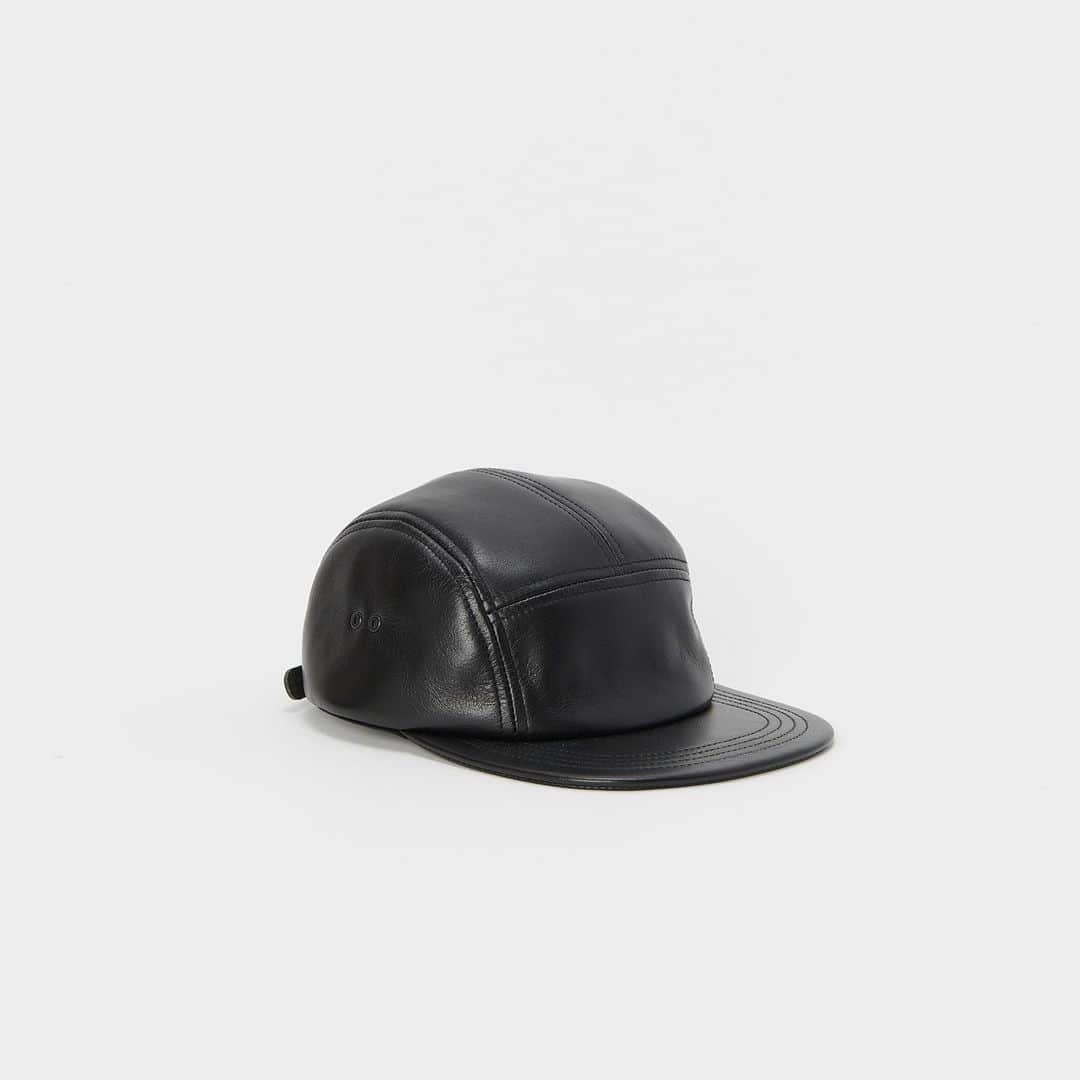 エンダースキーマのインスタグラム：「2021ws(winter/spring) will be at stores from the 6th of Feb﻿ *flagship stores @sukima_shop and retailers in Japan﻿ *abroad mid Mar﻿ ﻿ model: waterproof jet cap﻿ color: black, choco﻿ ﻿ #henderscheme #2021ws」
