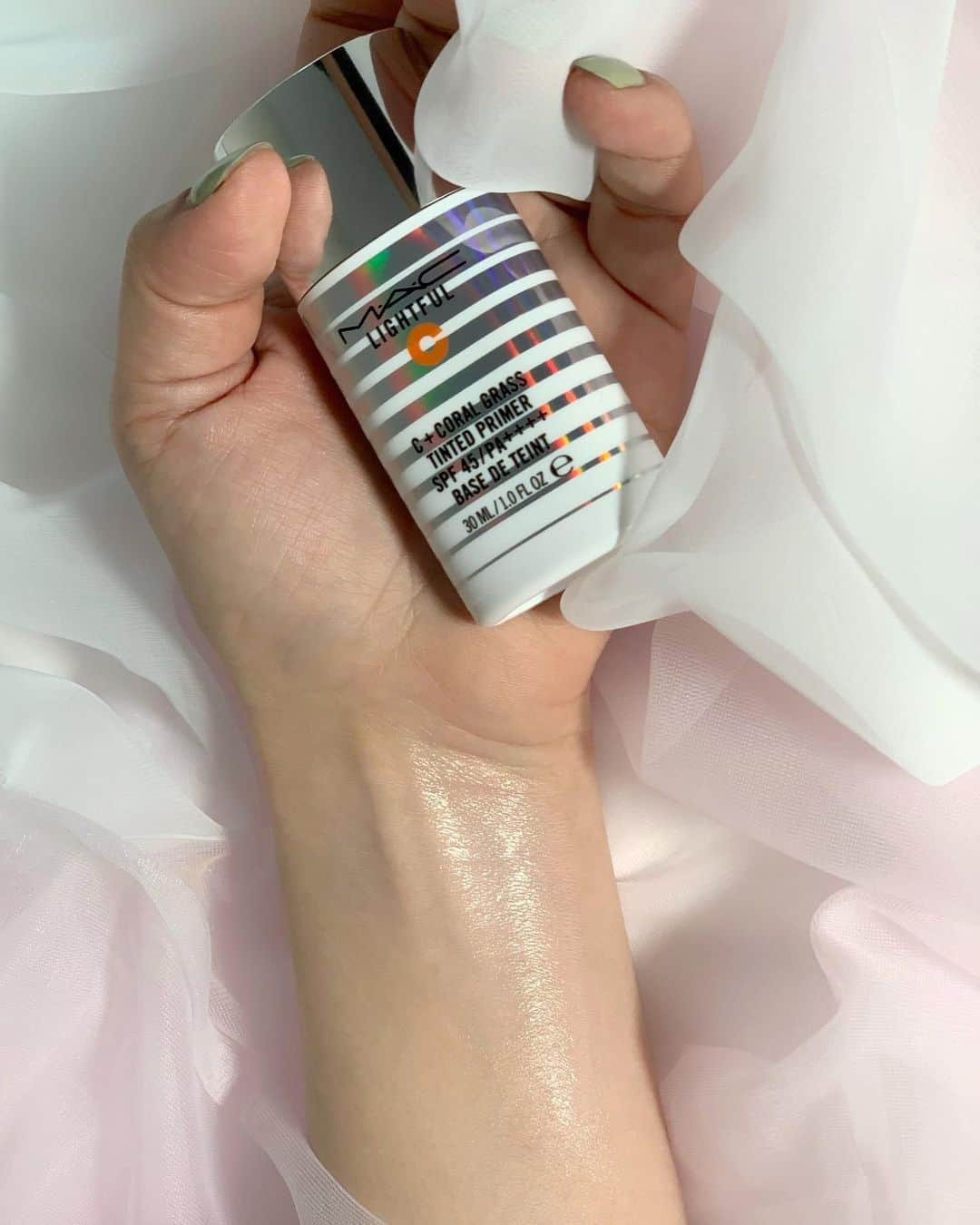 M∙A∙C Cosmetics Japanのインスタグラム：「肌悩みをカバーしながらトーンアップするメイクアップベース、ライトフル C+ ティンティッド プライマー SPF 45で透明感のあるグロースキンに✨ ㅤ #MACLIGHTFULC #MACライトフルC」