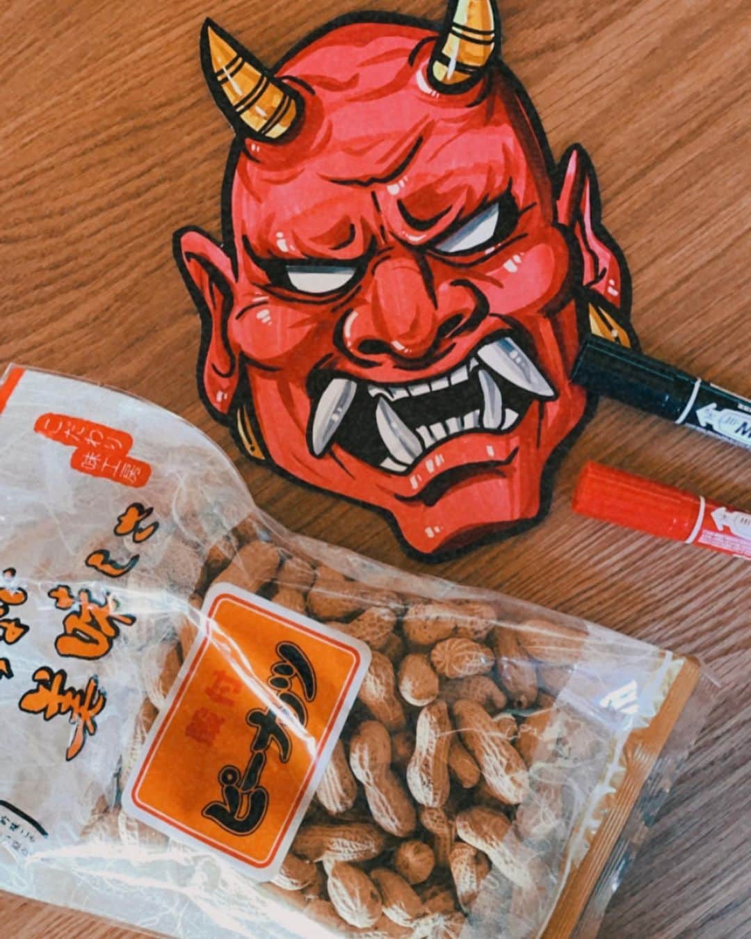 似顔絵★𝗚𝗢𝗥𝗜𝗞𝗜𝗡𝗚のインスタグラム：「. . 我が家の鬼のお面は、 私のお手製🔥🔥🔥  って、買い忘れてたから  バタバタ作った ww  保育園では泣かなかったという長女を 泣かせたく、少し強目に作ったよ❤️ ww  が、1ミリも泣かずにゲラゲラ笑いながら鬼は退治されておりました🤣w  . . . #節分 #節分の日 #鬼退治 #鬼は外福は内  #oni #お面 #手作り #👹」