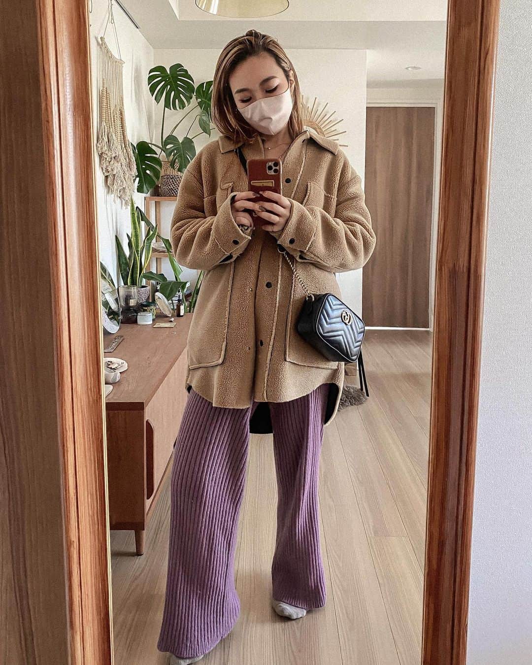 Manamiのインスタグラム：「🪞🪴  今まで日本で冬服買うことって何年もなかったし 冬服をインスタに載せることも 冬服を写真を撮ることすらなかったけど 今年は初めて日本の冬を生きてる😇  outer, knit pants @zara」
