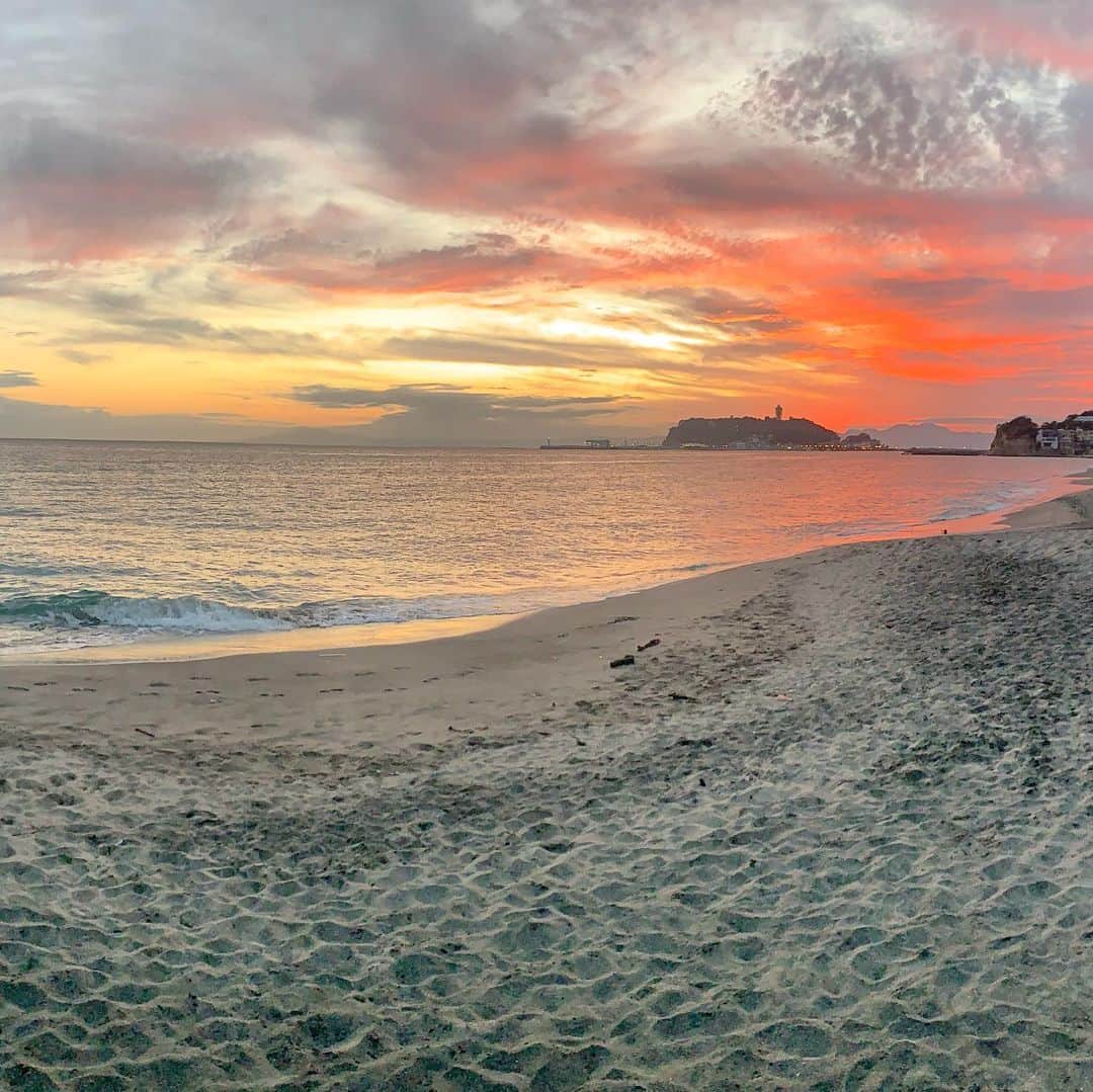 YUINAさんのインスタグラム写真 - (YUINAInstagram)「好きな人と浜辺で手繋いで歩くのいいなっ  こんな事考えてる自分ロマンチック((🤍」2月3日 20時03分 - y_i_n35