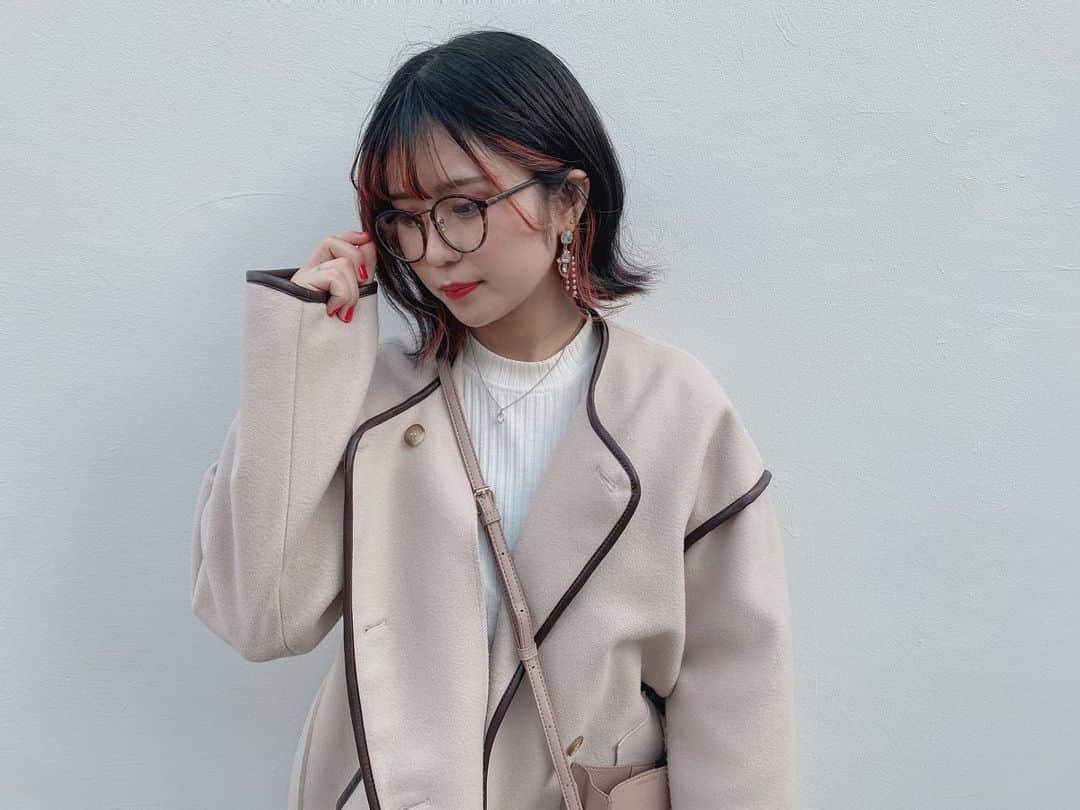 のインスタグラム：「久しぶりに外ハネしてみました！ めがねに外ハネするとだいぶ雰囲気かわるね。   いつもとどっちの私がすきですか？  #仮面女子 #スチームガールズ #ぴゅあふる #宮瀬みあ #ベージュコーデ #ベージュ #めがね #めがね女子 #外ハネ #外ハネボブ #インナーカラー #インナーカラーボブ」