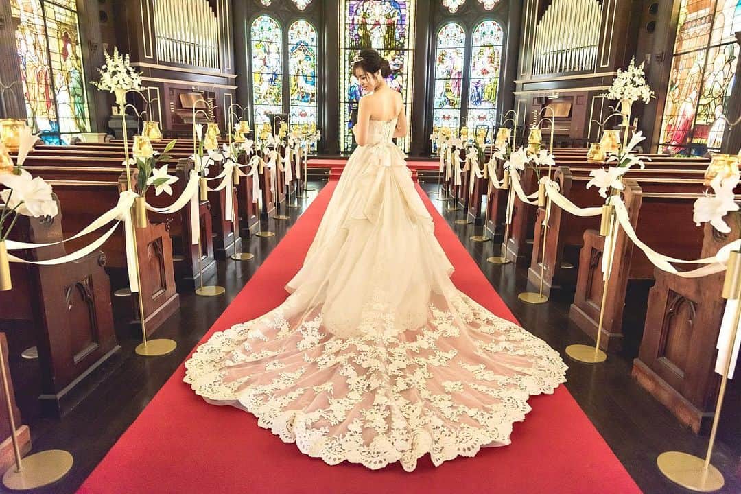 絹野志朋のインスタグラム：「. Wedding...💍  いつか自分の本当の花嫁姿も お父さんお母さん、お姉ちゃん、 そしておばあちゃんにも 見せてあげたいなって思います🥺💕  今日家族と電話して 凄く元気貰ったの。ありがとう😌🙌  📸 @nishijimajinya . . #モデル #大阪モデル #関西モデル #ウエディング撮影 #ブライダル撮影 #ウエディングモデル #ウエディングドレス #ウェディングドレス #ウエディングヘア #ウェディングヘア #セントラファエロチャペル御堂筋 #セントラファエロチャペル」