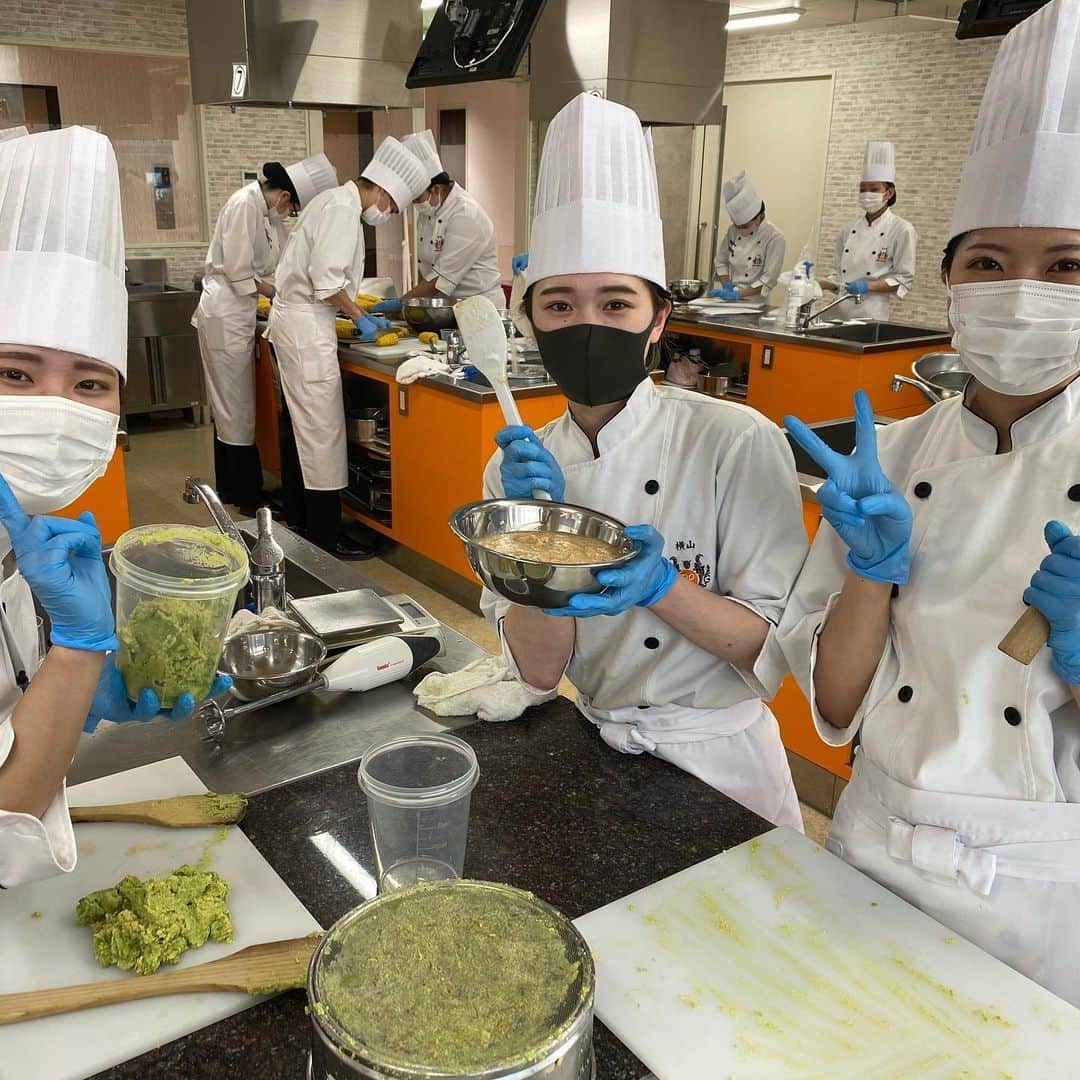札幌ベルエポック製菓調理専門学校【公式】のインスタグラム：「製菓・製パン・ショコラ科2年生  今週末のワンハートサービスに向けて仕込みを行いました‼️  学生生活最後の大きな行事。 例年とは違う開催方法でも、 楽しみにして来てくれるお客様のために全力で準備に 取り組みました💪  開催まであと4日。 お楽しみに❤️  #おでかけ授業 #特別授業 #業界直結 #プロから学ぶ #本物 #学び #製菓  #調理  #カフェ  #製菓調理専門学校ベルエポック #衛生管理  #食材教育 #札幌ベルエポック製菓調理専門学校 #いろいろな体験と #たくさんの出逢い #可能性が広がる #ベルエポック」