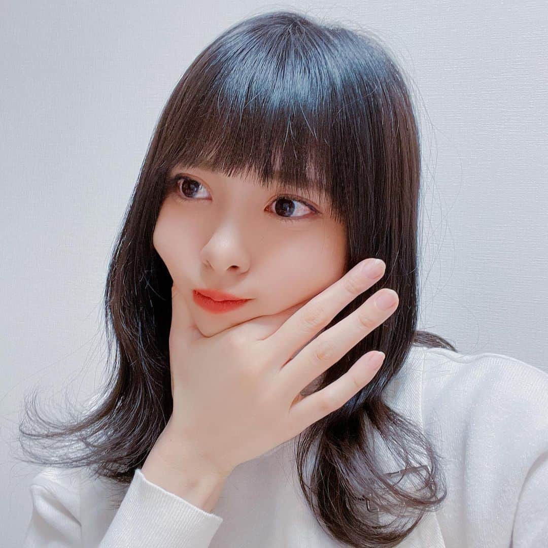 のインスタグラム：「. 今日は作業おわったら 久々にマニキュア塗ろかな💅🏼 . 作業で指先をつかいまくるので 爪は基本短いし 塗ってもすぐ取れてきちゃうんやけど… . でも、塗ろうと思う。 (勝手にしてくれって感じよね(笑)) . . #黒髪 #黒髪ミディアム #ミディアムヘア  #ミディアムアレンジ #ナチュラルメイク  #ワイドバング #オレンジリップ」