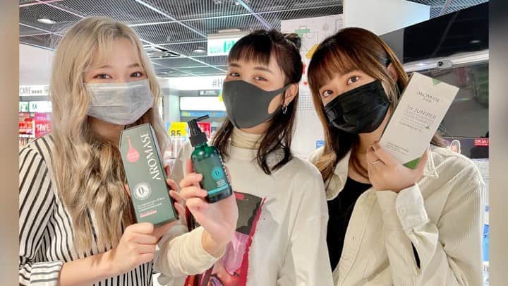 宇珊のインスタグラム：「這麼近看頭皮真的有點恐怖😰 最近三天一次用 @aromasetw 頭皮淨化液幫頭皮去角質 換季過敏改善超多！ 而且變超蓬鬆的🤤 每天戴口罩，頭髮變得更重要了 六點快去youtube看完整版吧❤️ #星期三不無聊 #加入星期三不無聊fb社團」