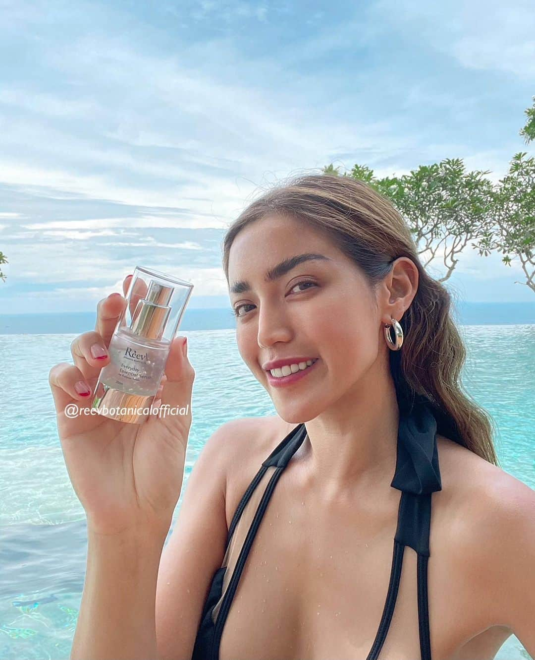 ジェシカ・イスカンダルさんのインスタグラム写真 - (ジェシカ・イスカンダルInstagram)「Hai buat kalian perempuan aktif lengkapi kecantikanmu dengan everyday essential serum dari Reev botanical yuk. Untuk menemani aktifitasmu melakukan hal yang positif bagi sekelilingmu butuh banget mood yang baik  Nah.. bahan-bahan yang ada di serum ini ada Niacinamide berfungsi membantu menyegarkan dan mencerahkan kulit wajahmu serta ekstrak burung walet dan ekstrak arisaema yang dapat merawat, menutrisi dan melembabkan kulit efeknya juga awet seharian di wajah lho. Kalau wajahmu terasa segar pasti moodmu juga baik kan?  Oh ya, sekarang ini juga perlu banget kan jaga kebersihan tangan kita. Di everyday essential serum ini menggunakan kemasaan pump jadi gak usah takut tercemar dan praktis banget dipakainya. Everyday essential serum ini bisa kalian pakai siang dan malam hari ya.. Satu tetes, glowing seharian  Produk ini udah terdaftar Badan POM ya. Yang tanya belinya dimana yuk langsung aja follow IG nya @reevbotanicalofficial . . . Handled by @iconic_sister」2月3日 18時37分 - inijedar