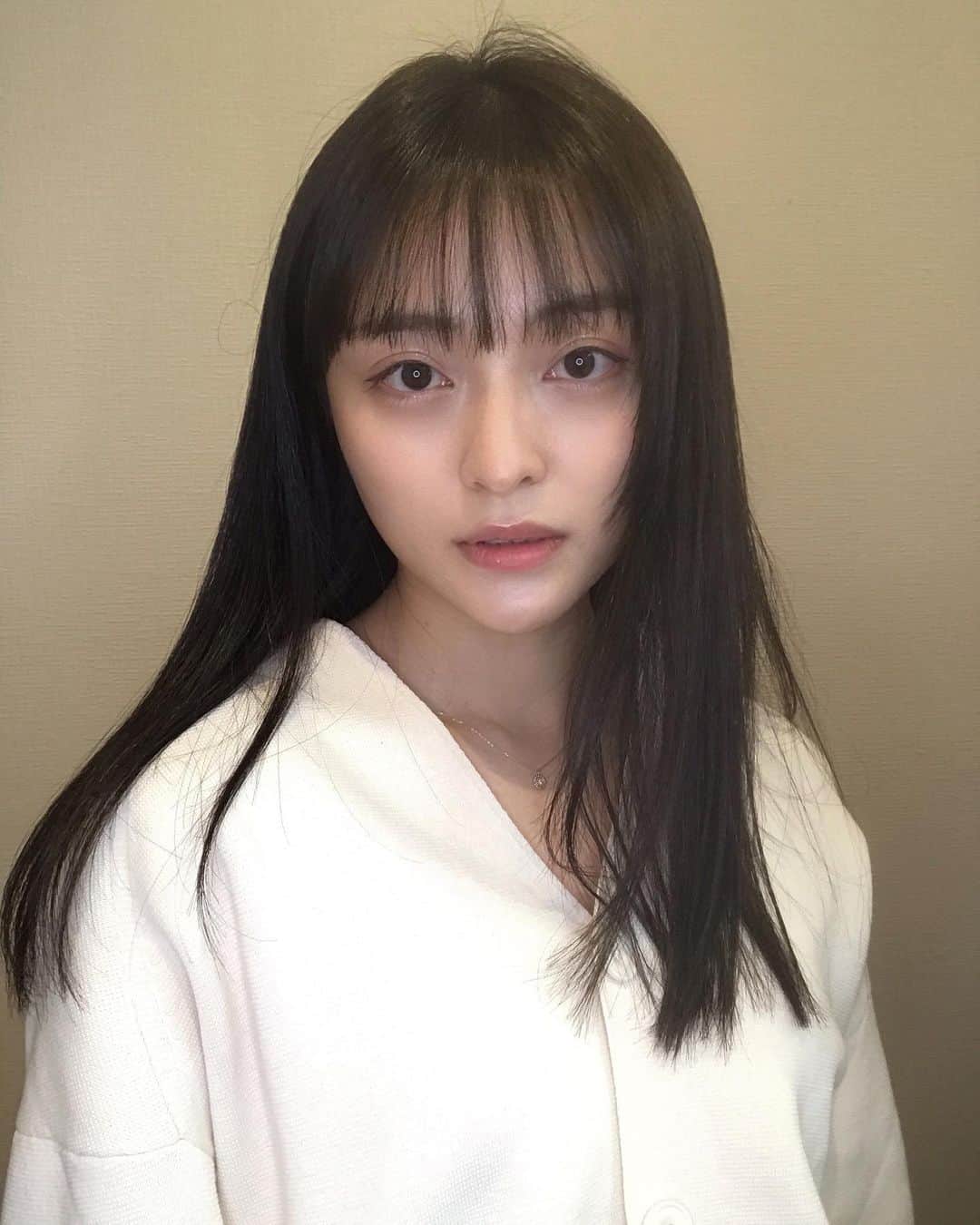 のインスタグラム：「撮影でご一緒させて頂いてから 毎月お世話になってます✨ 月一回の楽しみ！！ いつもありがとうございます❣️ @2shiori4   #ロングヘア #黒髪 #前髪ぱっつん  #ストレートヘア #暗髪カラー #暗髪グレージュ #艶髪トリートメント#생머리 #흑발」