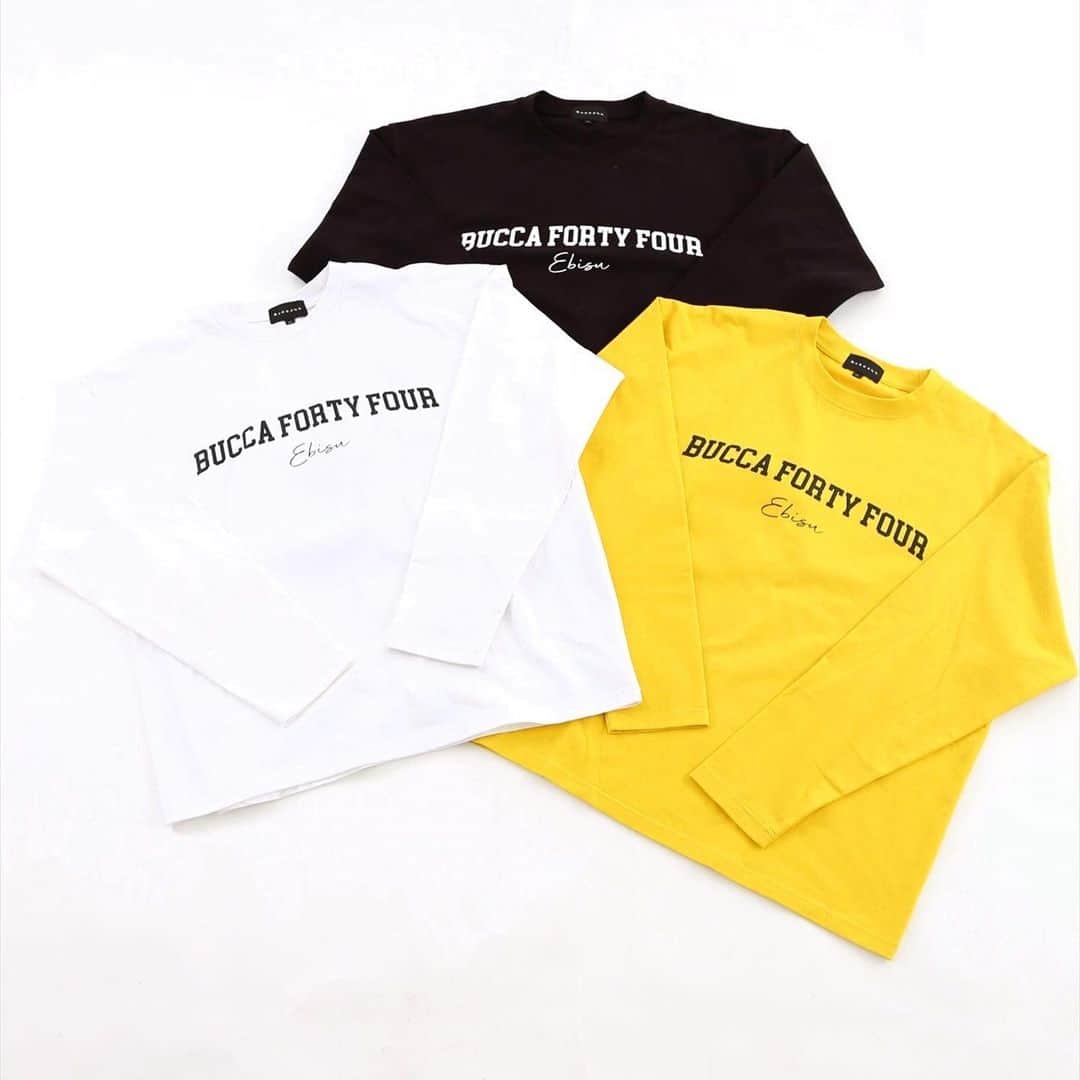 のインスタグラム：「シンプルなカレッジロゴデザインで着回しの効くTシャツです。  好評を頂いている生地をよりパワーアップした力作のカットソーアイテムになります。  吸汗速乾、防臭、抗菌を生地に持たせた、まだ蒸し暑い季節の変わり目にうってつけのアイテムに仕上がりました！  シンプルになりがちな秋のコーディネートにも相性抜群の一着になります！  メンズだけでなく、レディースの方にも好評を頂いている注目のアイテムになります。  ・ ✔︎ カレッジロゴプリントロンT ¥5,990+tax color:ホワイト、ブラック、イエロー size:L/XL/XXL/XXXL  ・ 取り扱い ◾︎ZOZOTOWN STORE  ・ #bucca44 #ブッカ44 #fashion #bigman #グラフィック #ビッグシルエット #ポチャメン #ポチャイリッシュ #ビッグサイズ #bigsize #大きいサイズ #ロンt」