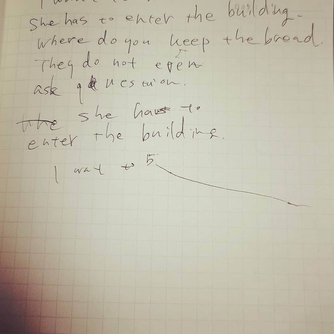 藤純のインスタグラム：「昨日の勉強の記録がひどい😂 音声を聞きながら急いで書き取るから、いつも字は汚くなるんだけど、昨日は眠くて眠くてその結果がこれ。まったく記憶にないどころか、これを見るまでちゃんとやったと思ってた！ はーちょっとしかしない日もあるけど、なんとか毎日勉強して今日で209日間。」