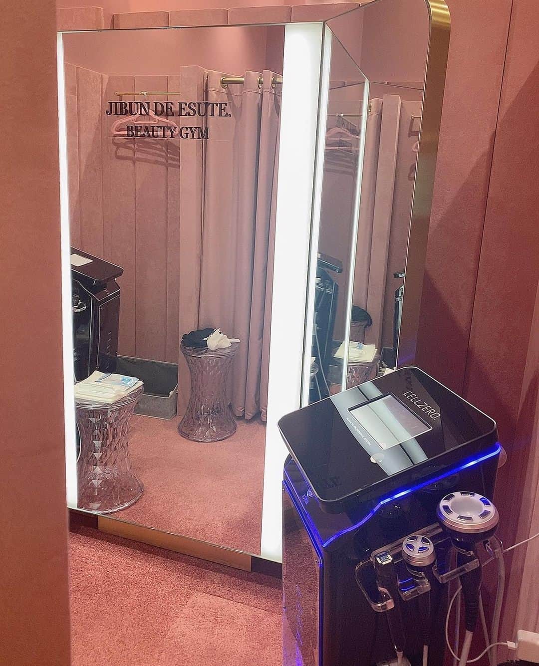 石黒美帆さんのインスタグラム写真 - (石黒美帆Instagram)「*﻿ カフェみたいな内装の @jibunde_esute 🤍﻿ ﻿ 業務用のエステマシンが﻿ 自分で使いたいだけ使えちゃうんです🤭﻿ ﻿ 1台で何役もこなしてくれるので、顔も身体もトータルでケア出来てすごい😳﻿ ﻿ 私はとにかく首と肩が凝るので、凝りをほぐせるラジオ派RFを。(ここほぐすだけで顔も引き締まるし、巻き肩と猫背も直りやすくなる！！)﻿ ﻿ 通い放題なので、ほんのちょっとの隙間時間に寄れるのがいいですよね〜🥺﻿ ﻿ 体験無料・予約無しで大丈夫なので、気になる方は行ってみて💓﻿ 私が行った有楽町丸井店は出来たばかりで、すごく綺麗でした☺️﻿ ﻿ ﻿ ﻿ #じぶんdeエステ#じぶんde女子#セルフエステ#エステ通い放題#有楽町#ボディケア#ラジオ波##ボディメイク#bodycare#pr#skincare」2月3日 18時43分 - miho_ishiguro