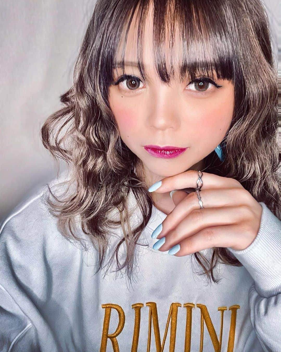 橘咲良のインスタグラム：「💙💙💙 #パーマスタイル #パーマ風  #hairstyle #skyblue #nail #fashion #お気に入り #new #parker」