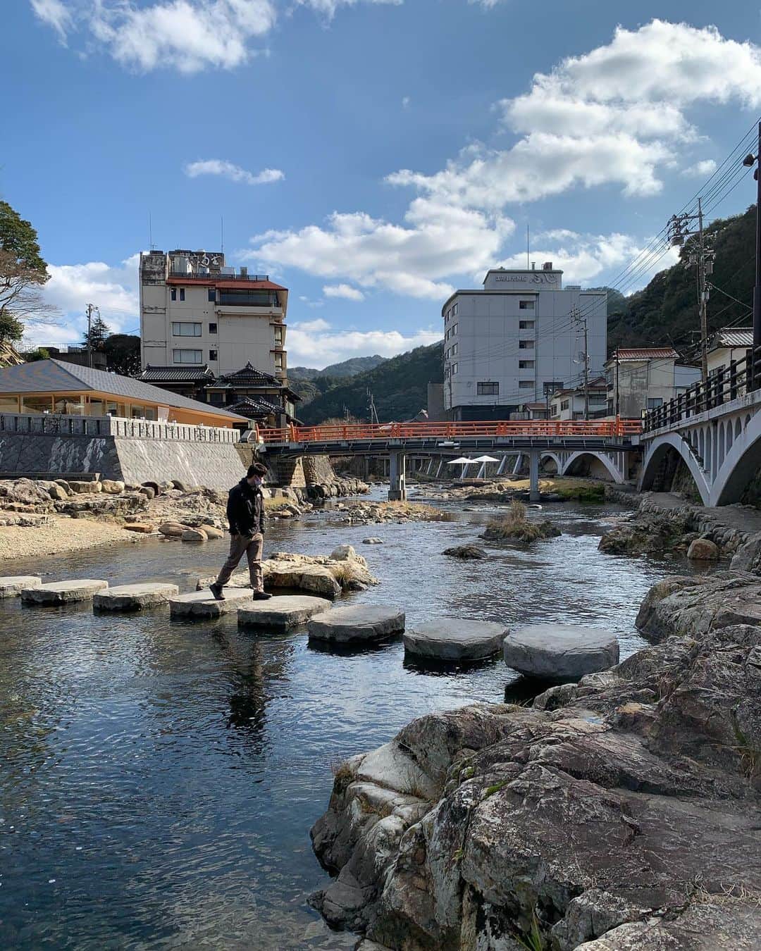 足立和也のインスタグラム：「景色よりも先に、川の流れを読んでしまいます。 #帰り道 #足立和也」