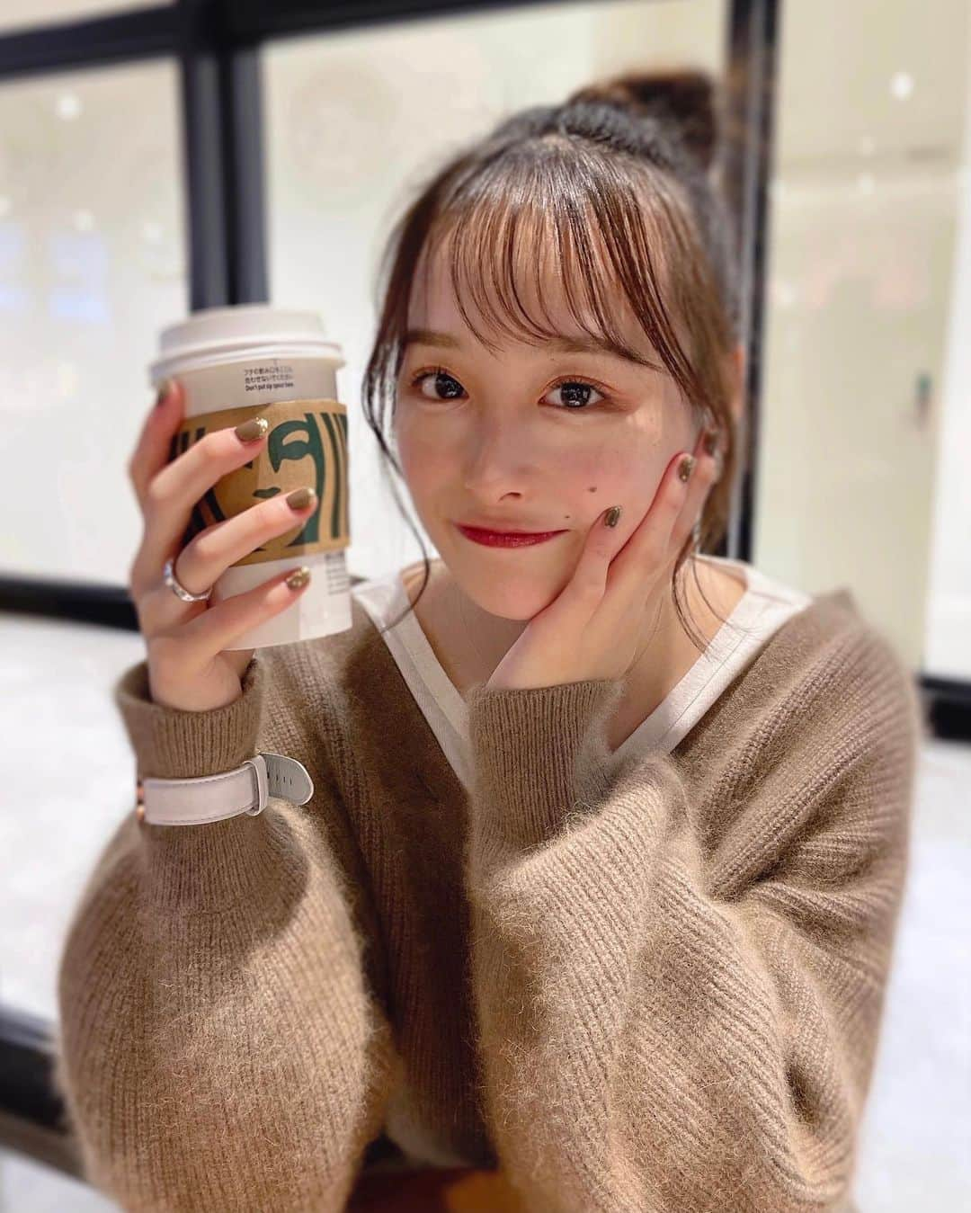 谷川奈々穂さんのインスタグラム写真 - (谷川奈々穂Instagram)「. スタバの新作達がお気に入りすぎて毎日スタバ行きたい🤤🤤🤤 そして今日もスタバに行ってマグカップも買ってしまった(ﾉ∀`)ｱﾁｬｰ🤍 既存メンバーだとダークモカチップフラペチーノが大優勝 みんなの好きなフラペチーノ教えて( ﻿˶﻿˙ - ˙˵﻿ )♡  . . . . . . . . . . . . . . #高校生 #jkブランド #女子高生 #JK #作品撮りモデルやります #作品撮りモデル希望 #撮影モデル依頼  #フィルムに恋してる #被写体なります #サロンモデル #shibu3project #シブサン #撮影モデル」2月3日 18時48分 - aizawa_natsuki_