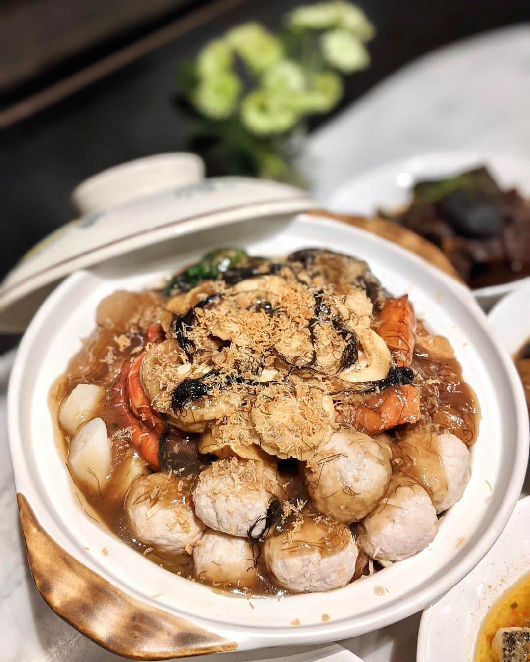 Li Tian の雑貨屋さんのインスタグラム写真 - (Li Tian の雑貨屋Instagram)「Retracing the steps of this Peranakan CNY feast that ended on a sweet note with Chendol and Japanese Azuki beans. The menu starts from $98.80++/pax with a min of 2 to dine and showcases signature dishes such as Ayam Bush Keluak, Babi Pongtay, Nyonya Chap Chye, Ikan Chuan Chuan. Not to forget the debut launch of Prosperity Pen Cai featuring Chef Philip’s special Crab Meat Balls.   Available till 26 Feb and enjoy the Yusheng for FREE with every set menu ordered!   #sgeats #singapore #local #best #delicious #food #igsg #sgig #exploresingapore #eat #sgfoodies #gourmet #yummy #yum #sgfood #foodsg #burpple #beautifulcuisines #bonappetit #instagood  #eatlocal #delicious #sgrestaurant #peranakan #cny2021 #cny #festive #yusheng #dessert」2月3日 18時49分 - dairyandcream