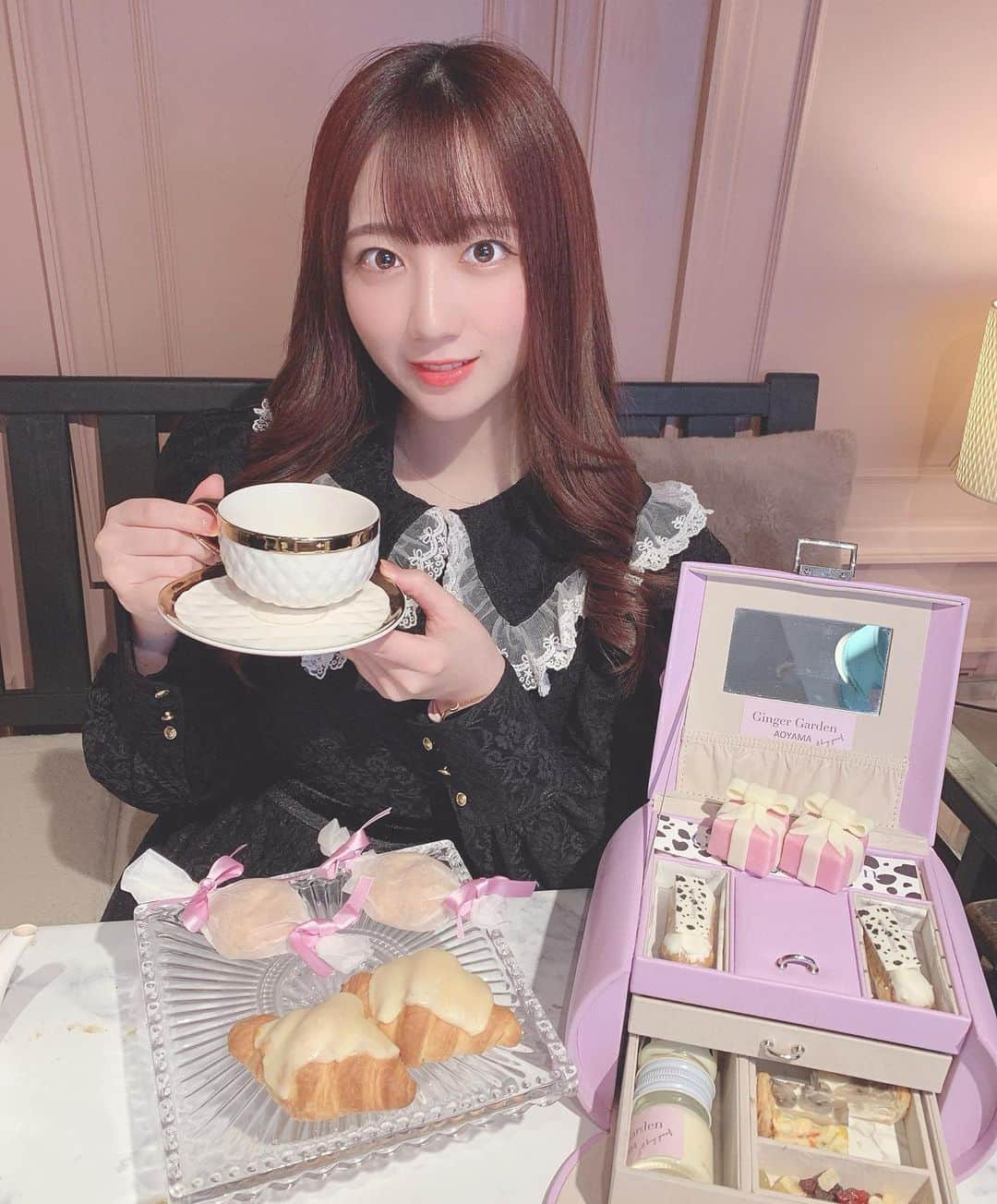 高橋希良のインスタグラム：「アフタヌーンティー🐩🧁💜可愛くてテンションあがった₍ᐢ.ˬ.ᐢ₎ #アフタヌーンティー #青山カフェ #表参道カフェ #カフェ巡り #gingergardenaoyama」