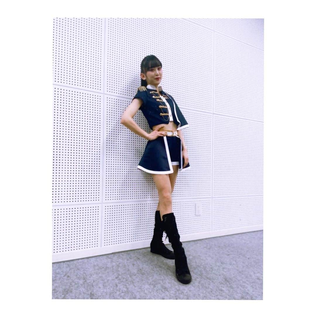 のインスタグラム：「・﻿ 🖤🆕👗✨﻿ ﻿ ﻿ ﻿ 📸 photo by MIYU 🐼 @miyu_bsgirls_337﻿ ﻿ ﻿ ﻿ ﻿ 初めて新衣装を着て撮影の時に、﻿ MIYUが撮ってくれました🙏🏻✨﻿ ﻿ ﻿ 広角レンズで脚長効果🦵🏻✨﻿ ﻿ 巨人です、、、、。(笑)﻿ ﻿ ﻿ ﻿ ﻿ 4枚目はあの曲の最初のポーズ🔥﻿ ﻿ ﻿ さて何でしょうか？？？🤔笑﻿ ﻿ ﻿ ﻿ ﻿ ﻿ 新衣装カッコよくてお気に入り♡﻿ ﻿ 踊る時、片方の肩のマントがヒラヒラと༄﻿ ﻿ ﻿ この衣装で早く皆様の前でパフォーマンスしたい🕺🔥﻿ 　　﻿ 　﻿ 新衣装どうですか？？？？😏﻿ ﻿ ﻿ ﻿ #オリックス #Bs2021 #BsGirls﻿ #baseball #プロ野球 #ORIX #avex﻿ #オリックスバファローズ #野球女子﻿ #野球好きと繋がりたい #京セラドーム大阪﻿ #オリックス女子 #インスタ野球女子﻿ #yurina_359  #BsGirls2021 #performer﻿ #dance #全力パフォーマンス #黒髪ストレート﻿ #黒髪ポニーテール #高身長女子 #筋トレ女子﻿ #新衣装 #被写体 #筋スタグラム #🖤 #followme #likeforlike #selfie #model」