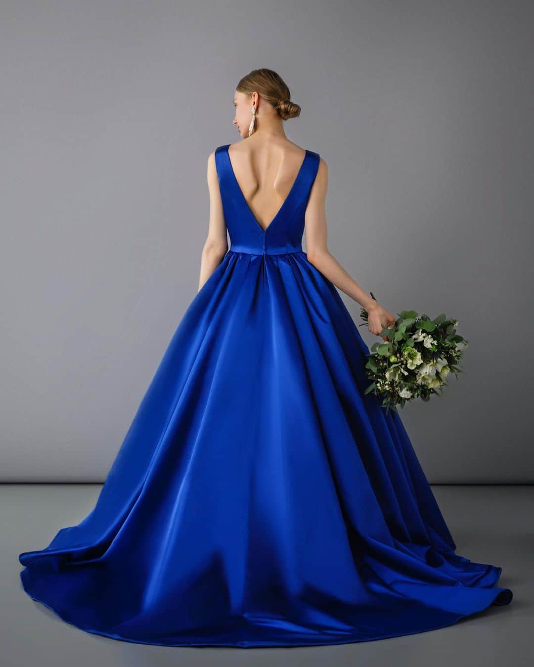 ACQUA　GRAZIE（アクア・グラツィエ）さんのインスタグラム写真 - (ACQUA　GRAZIE（アクア・グラツィエ）Instagram)「. 本日は大人っぽくオシャレにしたい花嫁さまにオススメの ロマンティックなブルー・水色のドレスをご紹介します◎  素材の質が際立つモノマテリアルで仕上げた シルエットの美しいドレス♡  バックスタイルにレースを装って ラグジュアリーなコーディネートを お楽しみいただけます。  ————— ▼ドレスを試着したい方はコチラへ＊* http://bit.ly/2tsedfx >>> @acquagrazie ▼公式HPにはドレスラインナップがたくさん♪ http://www.acquagrazie.com/sp/  【商品名】：SE0006/BU ※店舗によって、取り扱いのない商品もございますので 予めご了承下さいませ —————  #アクアグラツィエ #ACQUAGRAZIE #AG花嫁 #destinyline #デスティニーライン #プレ花嫁 #卒花 #wedding #日本中のプレ花嫁さんと繋がりたい #花嫁 #ウェディングドレス #ドレス迷子 #ドレス試着 #ウェディングレポ #試着レポ #運命のドレス #卒花嫁 #2021冬婚 #2021秋婚  #2021春婚 #2021夏婚 #結婚式準備 #weddingdress #試着 #試着レポ #ベストアニバーサリー #アクアグラツィエオリジナル #ブルードレス」2月3日 19時00分 - acquagrazie