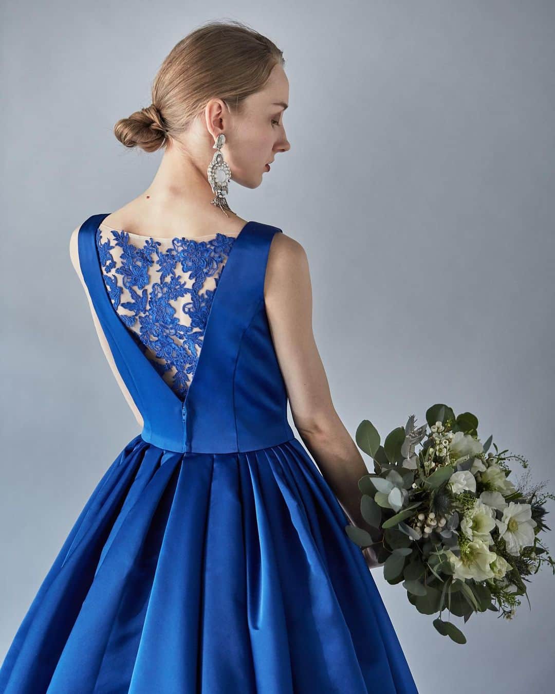 ACQUA　GRAZIE（アクア・グラツィエ）さんのインスタグラム写真 - (ACQUA　GRAZIE（アクア・グラツィエ）Instagram)「. 本日は大人っぽくオシャレにしたい花嫁さまにオススメの ロマンティックなブルー・水色のドレスをご紹介します◎  素材の質が際立つモノマテリアルで仕上げた シルエットの美しいドレス♡  バックスタイルにレースを装って ラグジュアリーなコーディネートを お楽しみいただけます。  ————— ▼ドレスを試着したい方はコチラへ＊* http://bit.ly/2tsedfx >>> @acquagrazie ▼公式HPにはドレスラインナップがたくさん♪ http://www.acquagrazie.com/sp/  【商品名】：SE0006/BU ※店舗によって、取り扱いのない商品もございますので 予めご了承下さいませ —————  #アクアグラツィエ #ACQUAGRAZIE #AG花嫁 #destinyline #デスティニーライン #プレ花嫁 #卒花 #wedding #日本中のプレ花嫁さんと繋がりたい #花嫁 #ウェディングドレス #ドレス迷子 #ドレス試着 #ウェディングレポ #試着レポ #運命のドレス #卒花嫁 #2021冬婚 #2021秋婚  #2021春婚 #2021夏婚 #結婚式準備 #weddingdress #試着 #試着レポ #ベストアニバーサリー #アクアグラツィエオリジナル #ブルードレス」2月3日 19時00分 - acquagrazie