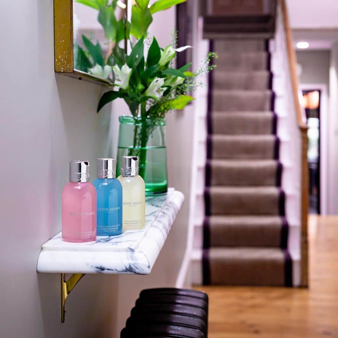 モルトンブラウンのインスタグラム：「It’s important now, more than ever before, to keep hands cleansed wherever you are. Perfectly sized for home or essential trips, our Hand Sanitisers are made with 64.7% alcohol to kill 99.9% of bacteria and viruses without drying your skin out.  Shop now via the link in bio.」