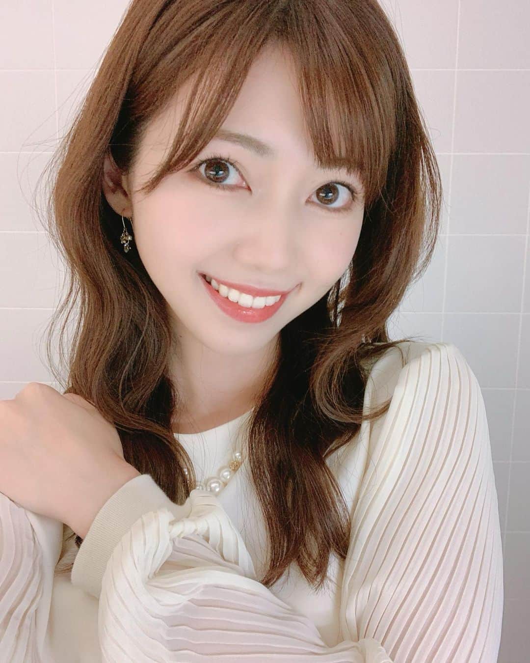 川又智菜美のインスタグラム：「.﻿ 袖のプリーツ部分を強調しようと思ったら﻿ 肩こりに悩んでいるようなポーズに﻿ なってしまいました🤣﻿ ﻿ 皆さん肩こり、首こりなどはありますか？﻿ 私は#ストレートネック から来る﻿ 凝りがあります💦﻿ 治せるという情報もあるので治したいなぁ💭﻿ あと巻き肩も！！﻿ 綺麗な姿勢を目指したいです✨﻿ ﻿ 二枚目は袖部分を﻿ びよーんとのばしています🤲笑﻿」