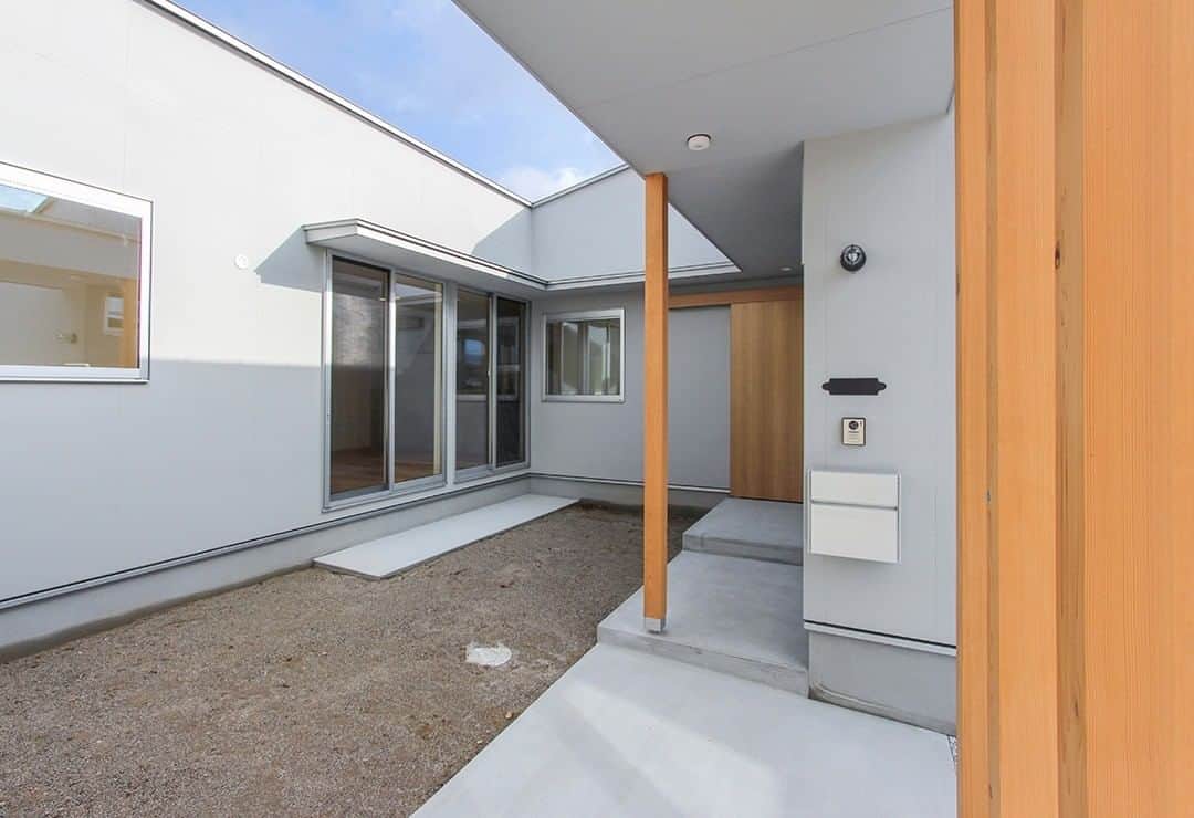 takanohomeさんのインスタグラム写真 - (takanohomeInstagram)「【新築／最新施工事例】 『糸島の家』01  Designed by Kishimoto  #中庭 をぐるりと囲む間取りで、 玄関へのアプローチもユニークです。 玄関ドアの位置が奥まっているので、 車道からの視線も気になりません。  ベースキャンプのようなお家で、 内観のシンプルさもあいまって、 なんだか #テント みたいな おおらかさも感じる平屋のお住まいです。  タカノホーム【新築】ホームページ 建築事例集コーナーをチェック！ ----------------------------------- @takanohome ----------------------------------- プロフィール覧のURLをクリックして リンクリストの↓ 完工！新築 「糸島の家 01」から ご覧いただけます。  ※本日、水曜日は定休日のため、 いただいたお問い合わせやご予約の お返事は明日以降、順次対応いたします。  #タカノホーム #タカノホーム福岡 #takanohome #福岡  #間取り #新築 #注文住宅 #リノベーション #リフォーム #不動産 #工務店 #家 #家づくり #住まい #建築 #デザイン #暮らし #インテリア #lifestyle  #house #home #動線重視 #design #interior #平屋 #ホームツアー #施工事例 #ルームツアー」2月3日 19時00分 - takanohome