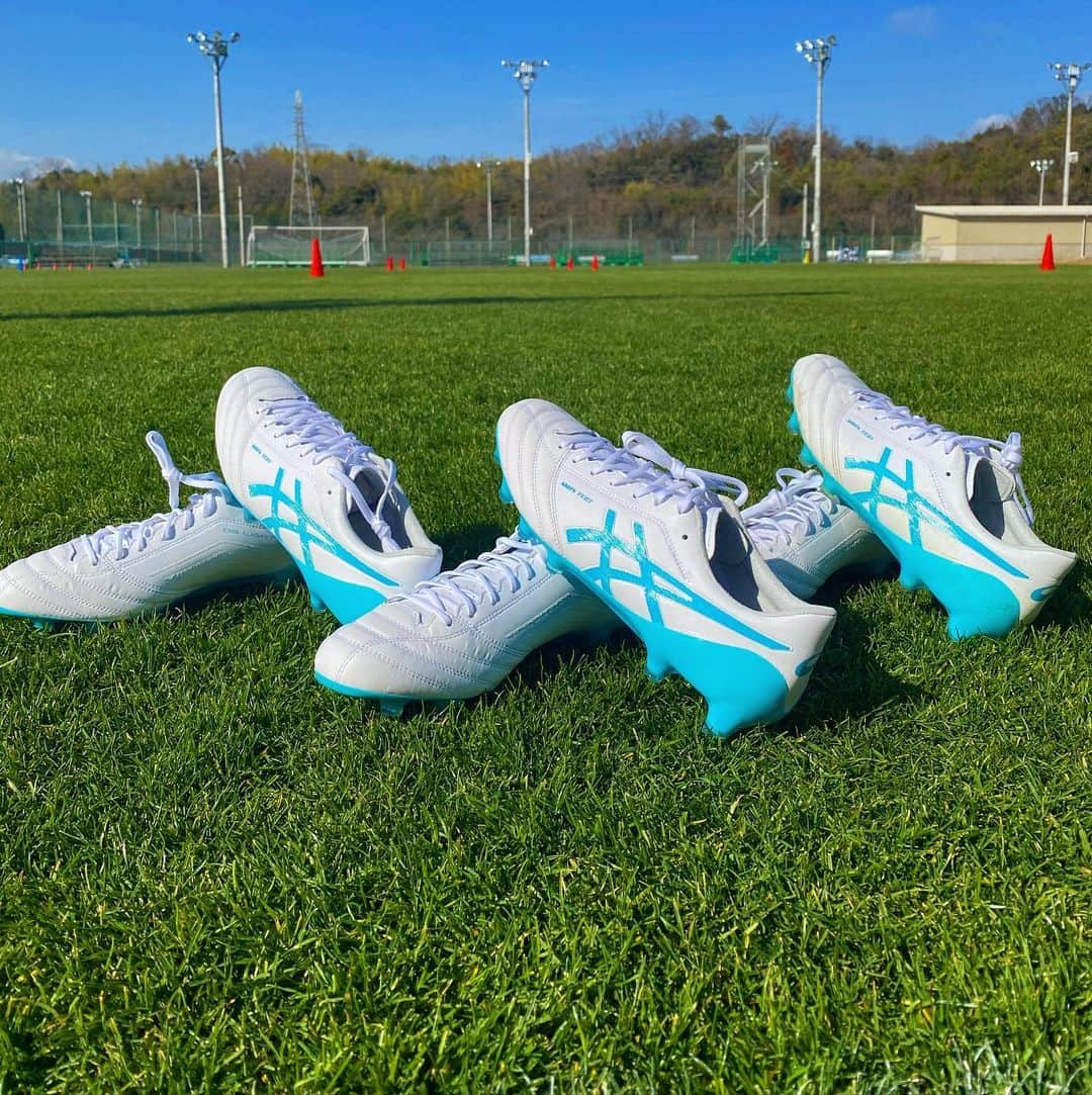 飯田貴敬のインスタグラム：「asics👟  相棒の新色が出ました。  スパイク選びに迷ったら一度履いてみてほしい。  一度履けば分かります。  #asics #asicsjapan  #asicsfootball  #アシックス #xfly #オニツカタイガー #onitsukatiger  #asicstiger」