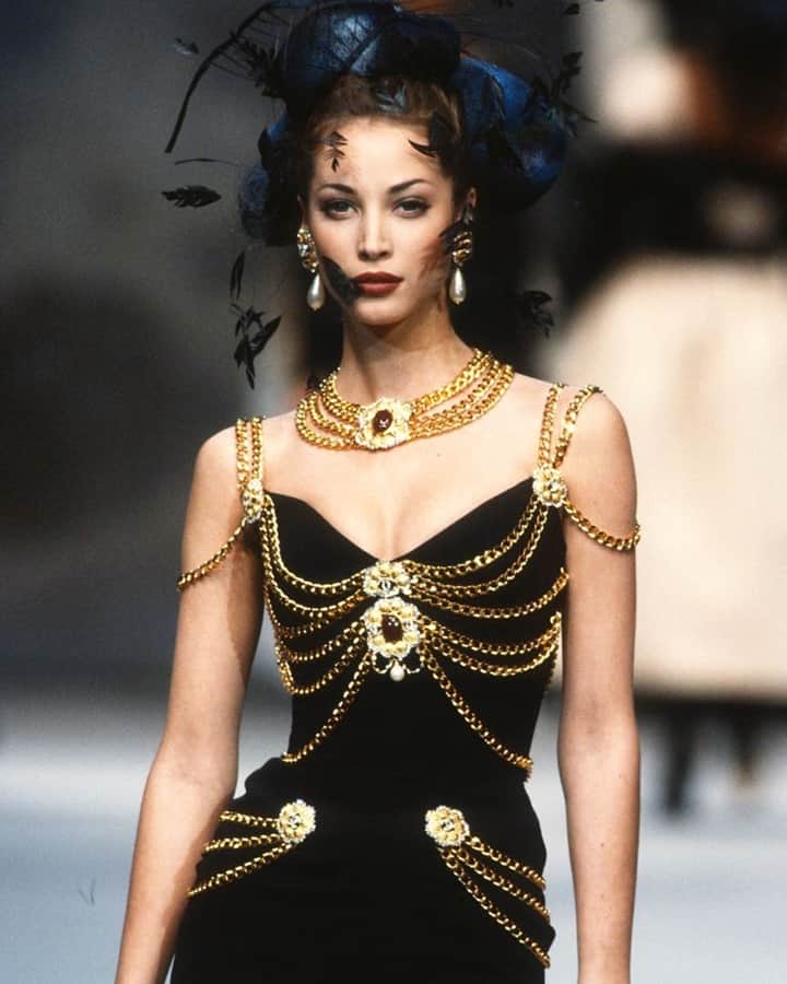 Vogue Australiaさんのインスタグラム写真 - (Vogue AustraliaInstagram)「Towering tiaras, sparkling shooting stars or an LBD bedecked in gold body chains—à la #Chanel in 1992, seen here on #ChristyTurlington—fashion's haute couture seasons are responsible for some of the most iconic jewellery looks in history. At the link in bio, Vogue documents the most memorable moments from the 1990s and 2000s to relive now.⁣ ⁣ 📷 Getty Images」2月3日 19時00分 - vogueaustralia