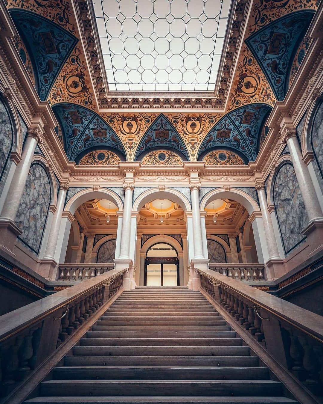 Wien | Viennaさんのインスタグラム写真 - (Wien | ViennaInstagram)「5 places you should not just enjoy from the outside but also from the inside (once it’s possible again)! 👇 📍Palace of Justice 📍Prunksaal, Nationalbibliothek 📍Palais Liechtenstein 📍Albertina Modern 📍Kunsthistorisches Museum Wien Amazing photos by @seplb 🙌#ViennaWaitsForYou」2月3日 19時00分 - viennatouristboard