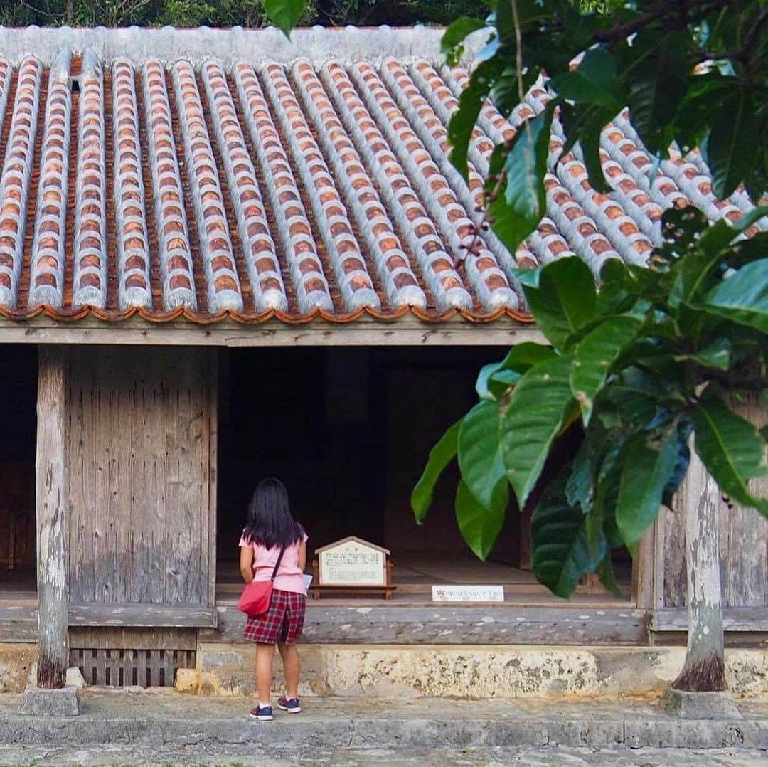 Be.okinawaさんのインスタグラム写真 - (Be.okinawaInstagram)「At "Okinawa City Furusato-en (Farm Village)" in Okinawa Zoo & Museum, you can see how Okinawa farmers lived about 100 years ago.  📍: Okinawa City Furusato-en, Okinawa Zoo & Museum 📷: @michiyokinawa Thank you very much for your wonderful photo!  Red tile roofs are still used in modern-day homes, but the earthen floored kitchen, a toilet that used to be located outside and a well are no longer seen as lifestyles have changed. It looks like the local girl is also interested in the historic building. 😉  Tag your own photos from your past memories in Okinawa with #visitokinawa / #beokinawa to give us permission to repost!  #okinawacity #okinawazooandmuseum #沖縄市 ＃沖縄こどもの国 #沖繩市 #沖繩兒童王國 #오키나와시 #오키나와어린이왕국 #traditionalhouse #oldarchitecture #japan #travelgram #instatravel #okinawa #doyoutravel #japan_of_insta #passportready #japantrip #traveldestination #okinawajapan #okinawatrip #沖縄 #沖繩 #오키나와 #旅行 #여행 #打卡 #여행스타그램」2月3日 19時00分 - visitokinawajapan