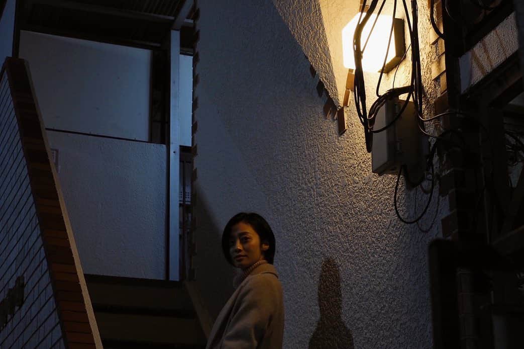 高畠麻奈さんのインスタグラム写真 - (高畠麻奈Instagram)「思いがけず、撮影散歩。 いつもとは少し違う雰囲気で。 メイクも服も完全オフモードだったけど素敵に☺︎ ありがとう、かっきー！また撮ってね🍊  photo @masayukikaki  #街の夜景#写真#私の背中 #photography#camera#portraitphotography#picture #女優#actress#model#shorthair」2月3日 19時03分 - mana_724