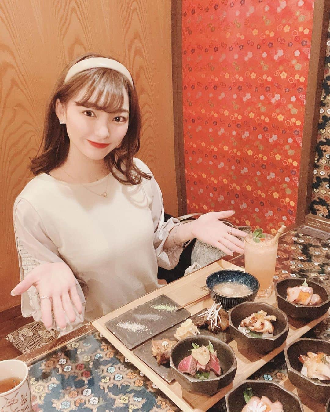 安原舞さんのインスタグラム写真 - (安原舞Instagram)「. . 📍京都肉×青果サワー　京〜miyako〜﻿ （ @kyoto.miyako ）﻿ ﻿ 【祇園四条駅から徒歩2分】﻿ ﻿ ﻿ ありさちゃんと2人でランチしてきました👧🏼💖﻿ ﻿ ﻿ 私は﻿ 京-miyako-セットと﻿ トマトサワーを注文！🍅﻿ ﻿ 京都産の黒毛和牛、﻿ 都豚、京赤地鶏の3種類のミニ丼セットを﻿ 3種類のお塩でいただくのが﻿ とっても美味しかった〜💫﻿ ﻿  ﻿ お野菜や果物の栄養素を崩さずに作られた﻿ #青果サワー が﻿ 20種類も用意されていて﻿ 沢山食べて、好みの味、好みの効能を﻿ 選んで楽しめます❤️﻿ ﻿ ﻿ 感染症対策ばっちりの﻿ 落ち着く空間で久々にゆっくりできました✨﻿ ﻿ ﻿ またいこーっと🥰﻿ ﻿ ﻿ 【店舗情報】﻿ ●住所﻿ 京都市東山区富永町縄手富永町富永町108-3﻿ ﻿ ●TEL﻿ 075-746-3099﻿ ﻿ ●営業時間﻿ 月〜土﻿ ランチ11:30〜17:00(LO16:30)﻿ ディナー17:00〜20:00(LO19:00)﻿ 日﻿ ランチ11:30〜15:00(LO14:00)﻿ ﻿ ●定休日﻿ 不定休﻿ ※新型コロナウイルス期間中は事前に要予約﻿ ﻿ ﻿ #京都肉 #青果サワー #京miyako #京都グルメ #pr」2月3日 19時04分 - mai_yasuhara