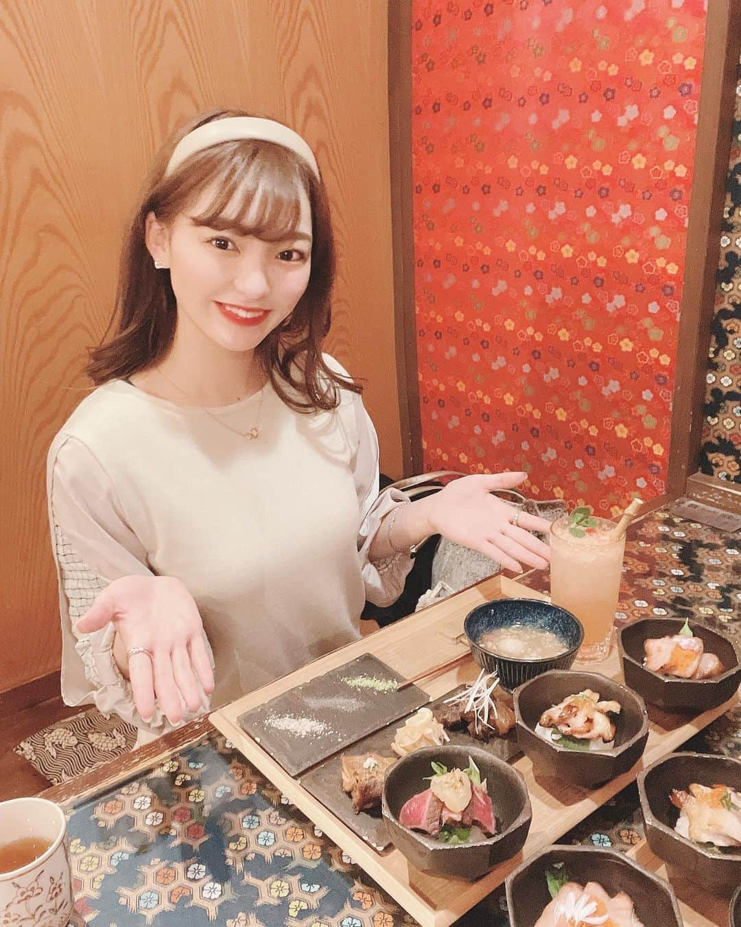 安原舞さんのインスタグラム写真 - (安原舞Instagram)「. . 📍京都肉×青果サワー　京〜miyako〜﻿ （ @kyoto.miyako ）﻿ ﻿ 【祇園四条駅から徒歩2分】﻿ ﻿ ﻿ ありさちゃんと2人でランチしてきました👧🏼💖﻿ ﻿ ﻿ 私は﻿ 京-miyako-セットと﻿ トマトサワーを注文！🍅﻿ ﻿ 京都産の黒毛和牛、﻿ 都豚、京赤地鶏の3種類のミニ丼セットを﻿ 3種類のお塩でいただくのが﻿ とっても美味しかった〜💫﻿ ﻿  ﻿ お野菜や果物の栄養素を崩さずに作られた﻿ #青果サワー が﻿ 20種類も用意されていて﻿ 沢山食べて、好みの味、好みの効能を﻿ 選んで楽しめます❤️﻿ ﻿ ﻿ 感染症対策ばっちりの﻿ 落ち着く空間で久々にゆっくりできました✨﻿ ﻿ ﻿ またいこーっと🥰﻿ ﻿ ﻿ 【店舗情報】﻿ ●住所﻿ 京都市東山区富永町縄手富永町富永町108-3﻿ ﻿ ●TEL﻿ 075-746-3099﻿ ﻿ ●営業時間﻿ 月〜土﻿ ランチ11:30〜17:00(LO16:30)﻿ ディナー17:00〜20:00(LO19:00)﻿ 日﻿ ランチ11:30〜15:00(LO14:00)﻿ ﻿ ●定休日﻿ 不定休﻿ ※新型コロナウイルス期間中は事前に要予約﻿ ﻿ ﻿ #京都肉 #青果サワー #京miyako #京都グルメ #pr」2月3日 19時04分 - mai_yasuhara